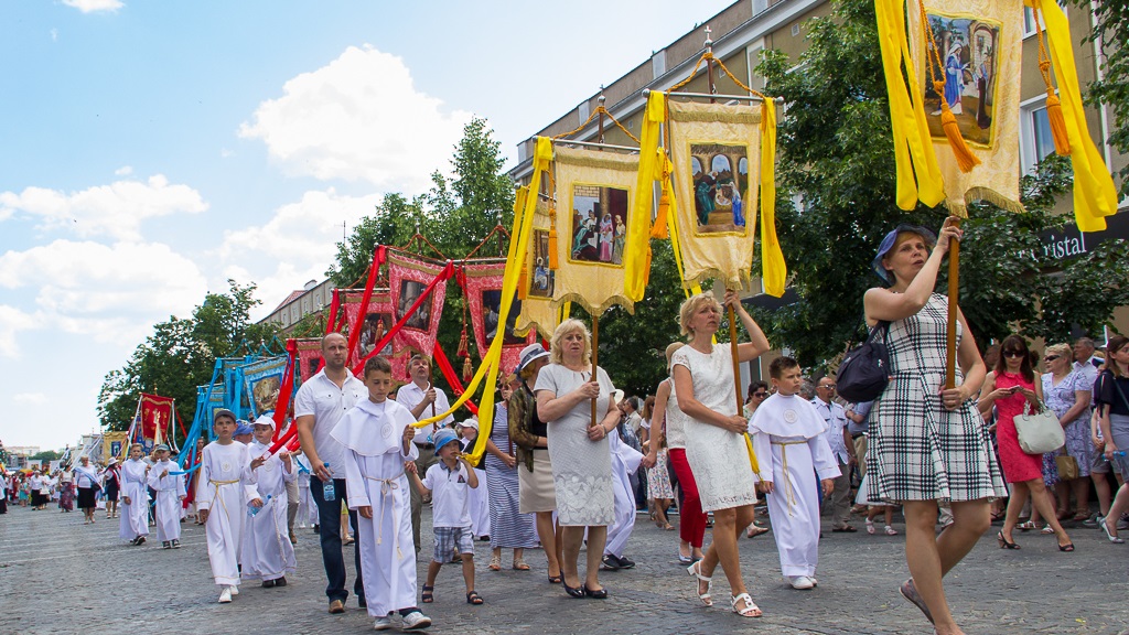Kościół obchodzi święto Bożego Ciała - ulicami przeszły procesje [zdjęcia, wideo]