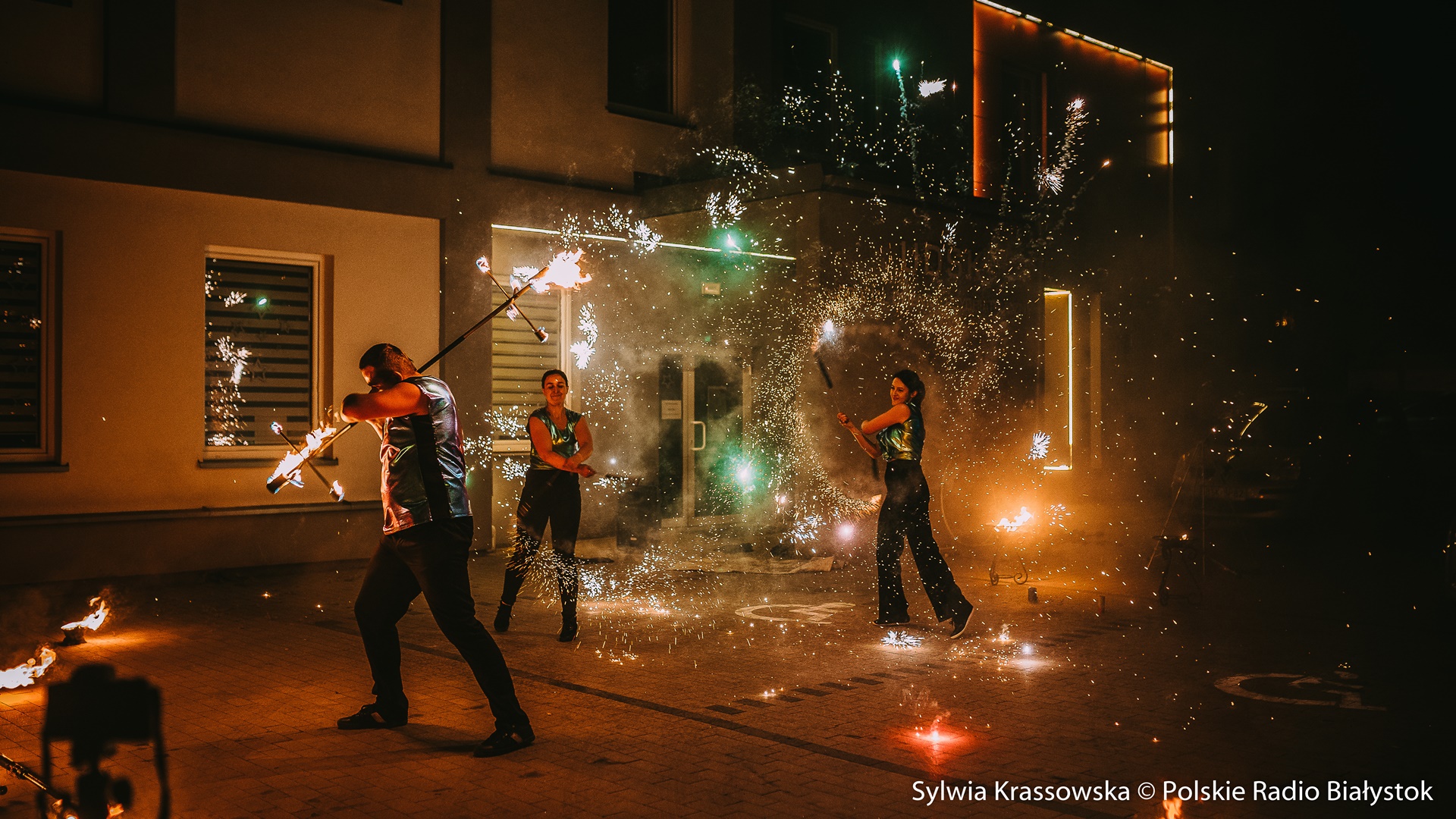 Widowiskowy pokaz ognia przed UDSK w Białymstoku [zdjęcia]