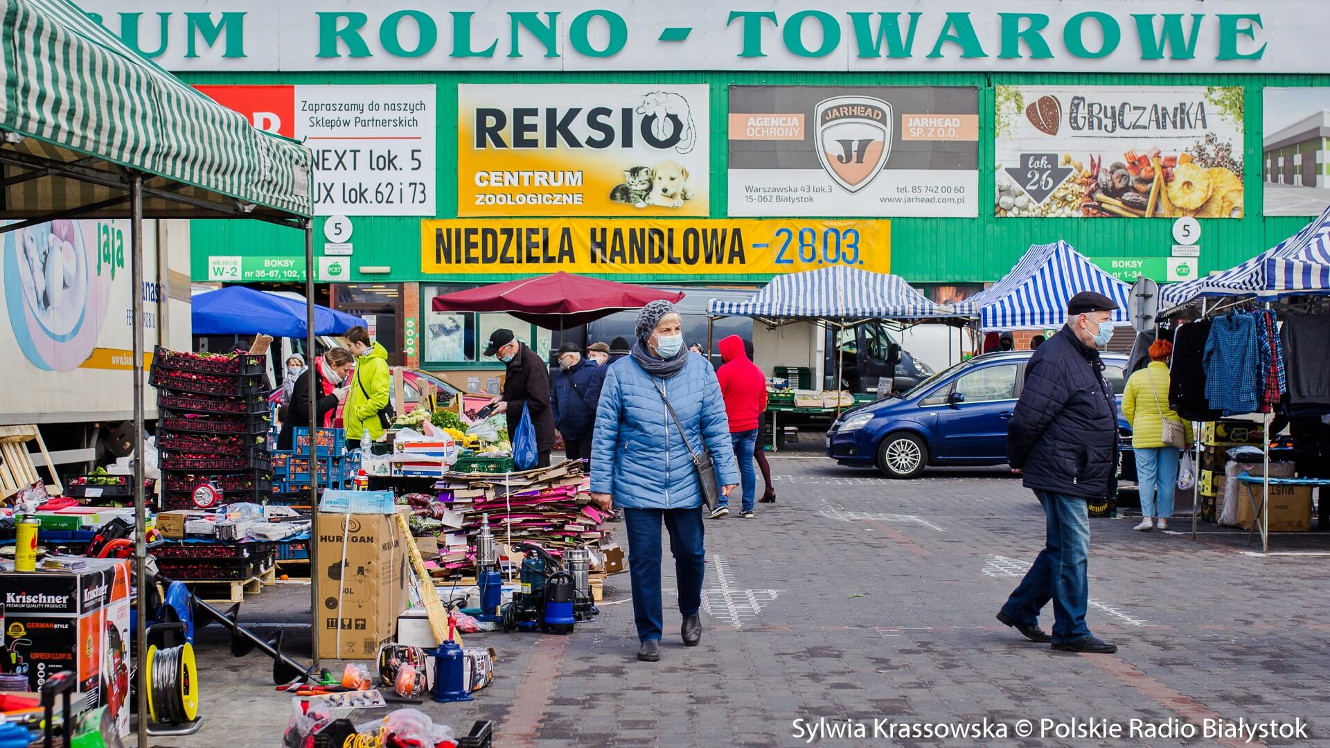 Przedświąteczna niedziela handlowa - tłumy białostoczan na giełdzie i w sklepach [zdjęcia]