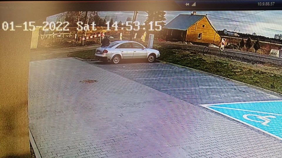 Policjanci w nietypowych okolicznościach zatrzymali pijanych kierowców - jeden przyjechał sam na posterunek