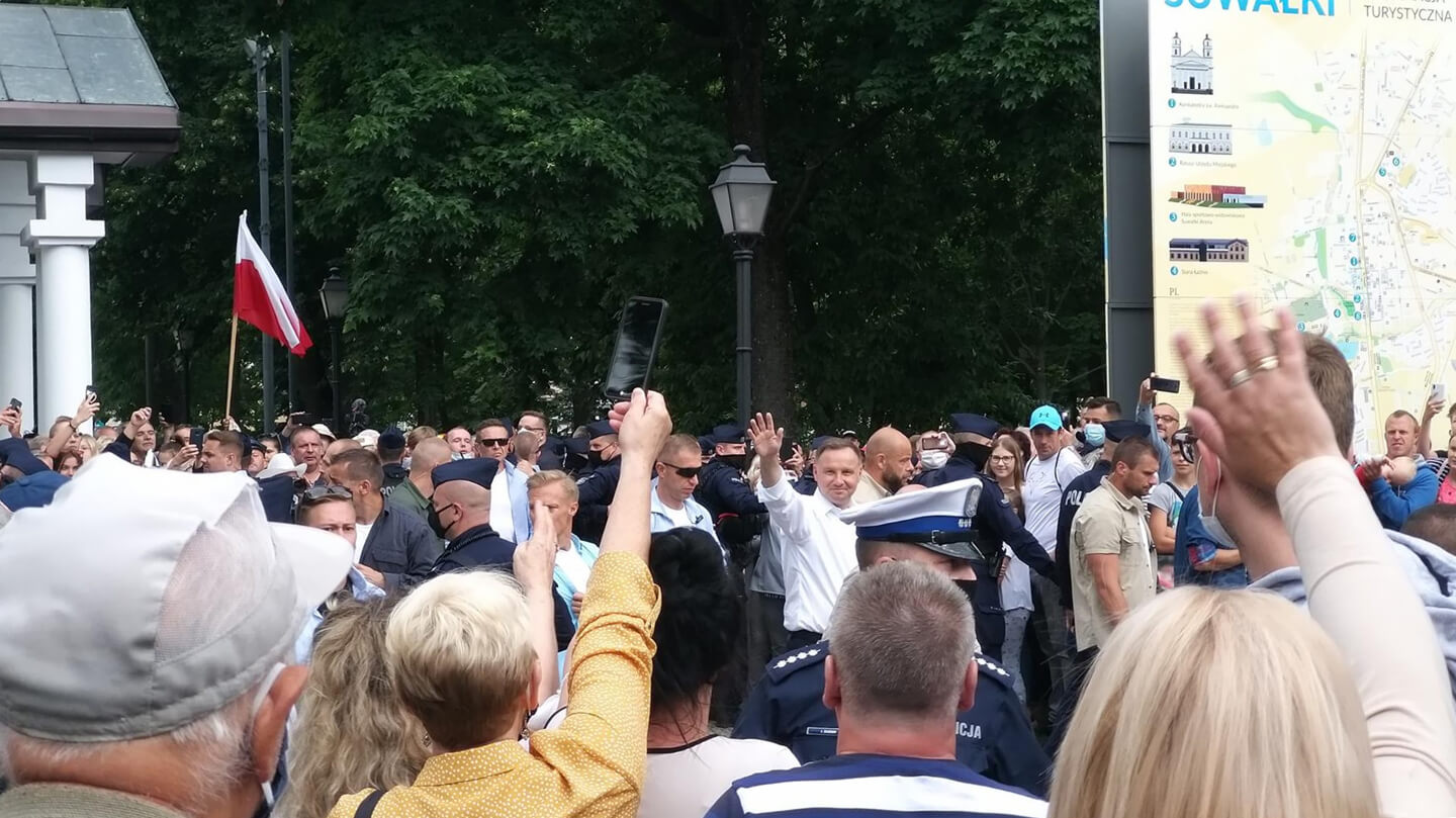 Policja ukarała mandatami dwie osoby, które brały udział w kontrmanifestacji na spotkaniu z prezydentem Andrzejem Dudą w Suwałkach