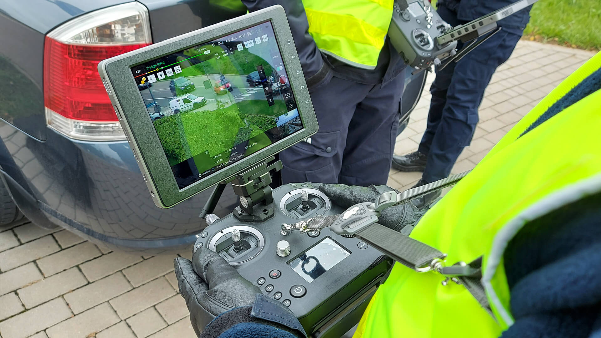 Policjanci kontrolują przejścia dla pieszych