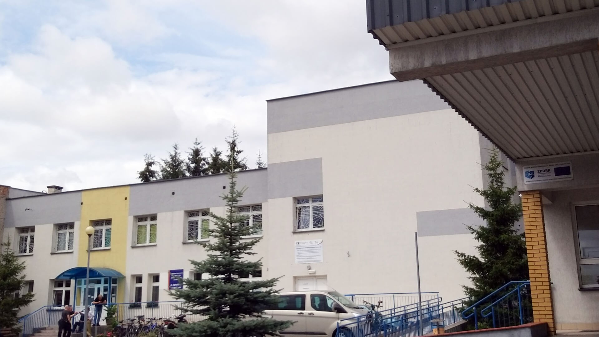 Na dziury w  drodze dojazdowej do szpitala psychiatrycznego narzeka jeden z mieszkańców Suwałk