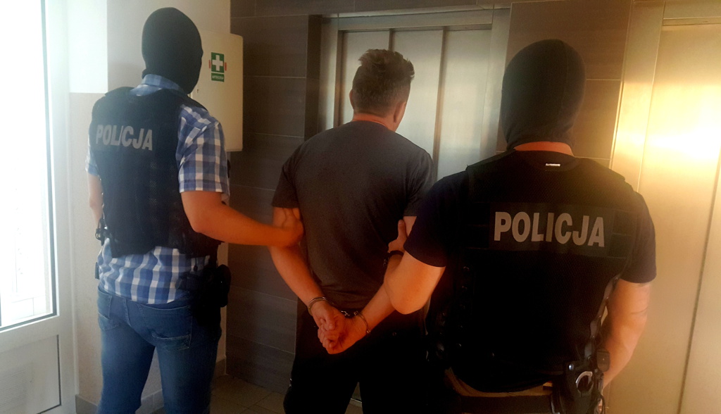 Podejrzany o oszustwa "na policjanta" w rękach prawdziwych funkcjonariuszy