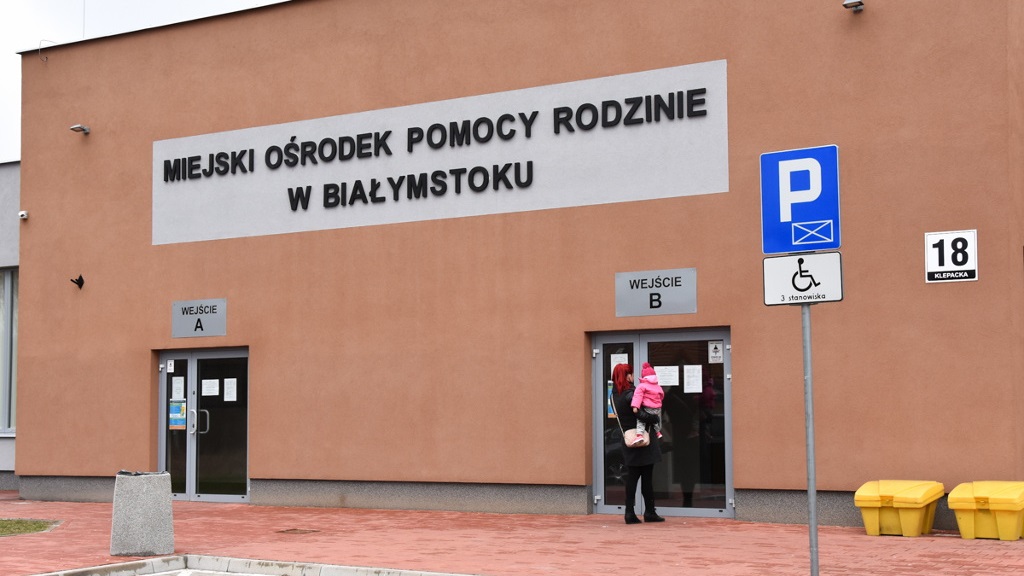 "500 plus" - pracownicy MOPR-u do późna przyjmują wnioski