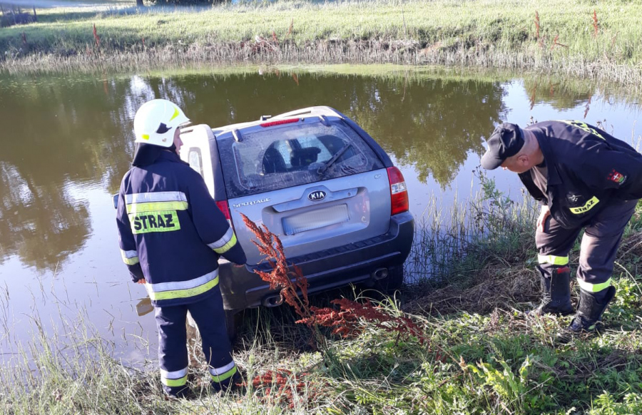 Pijany wjechał do stawu i zasnął w aucie