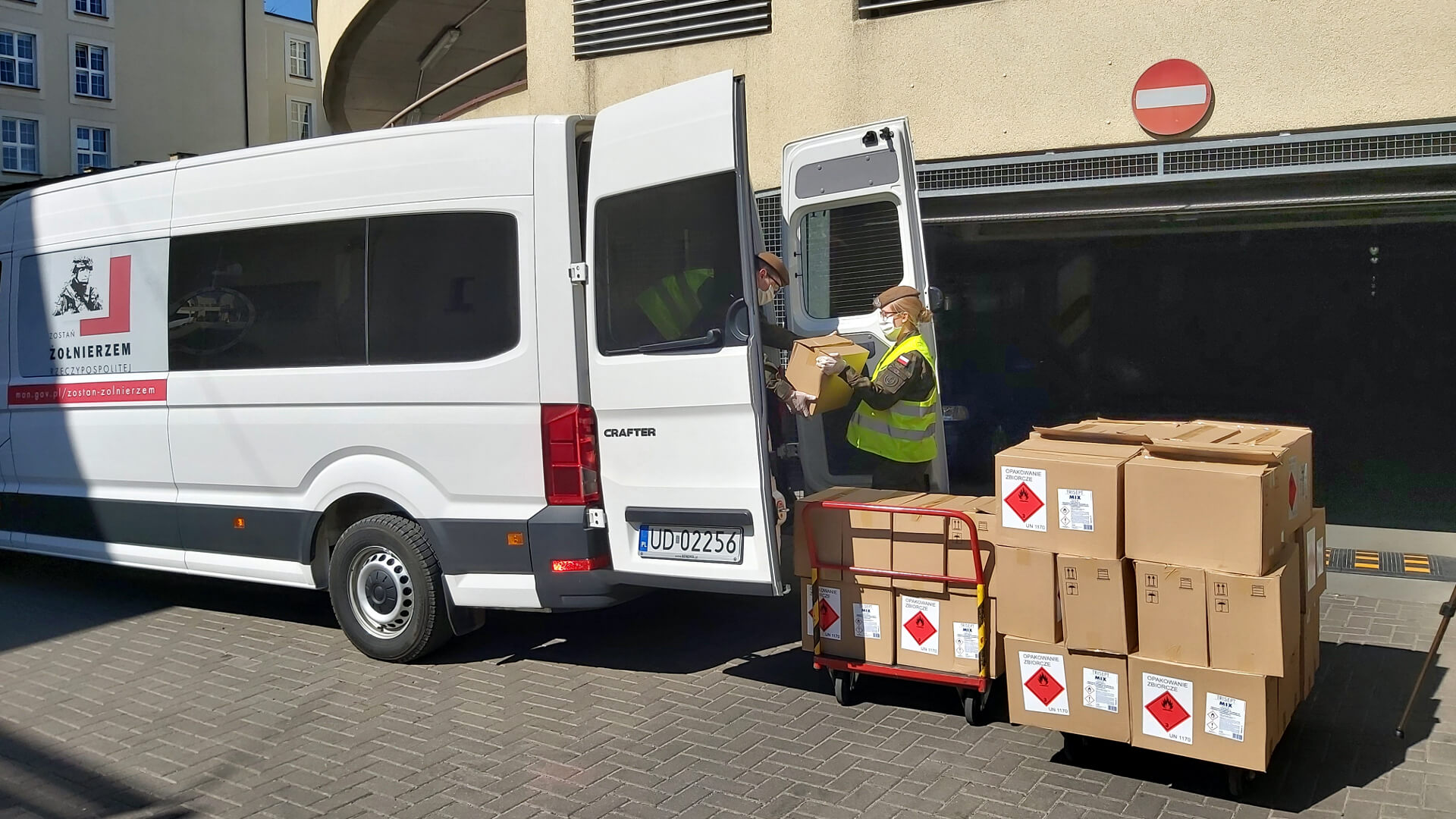 Terytorialsi rozwożą środki ochrony osobistej do podlaskich szpitali