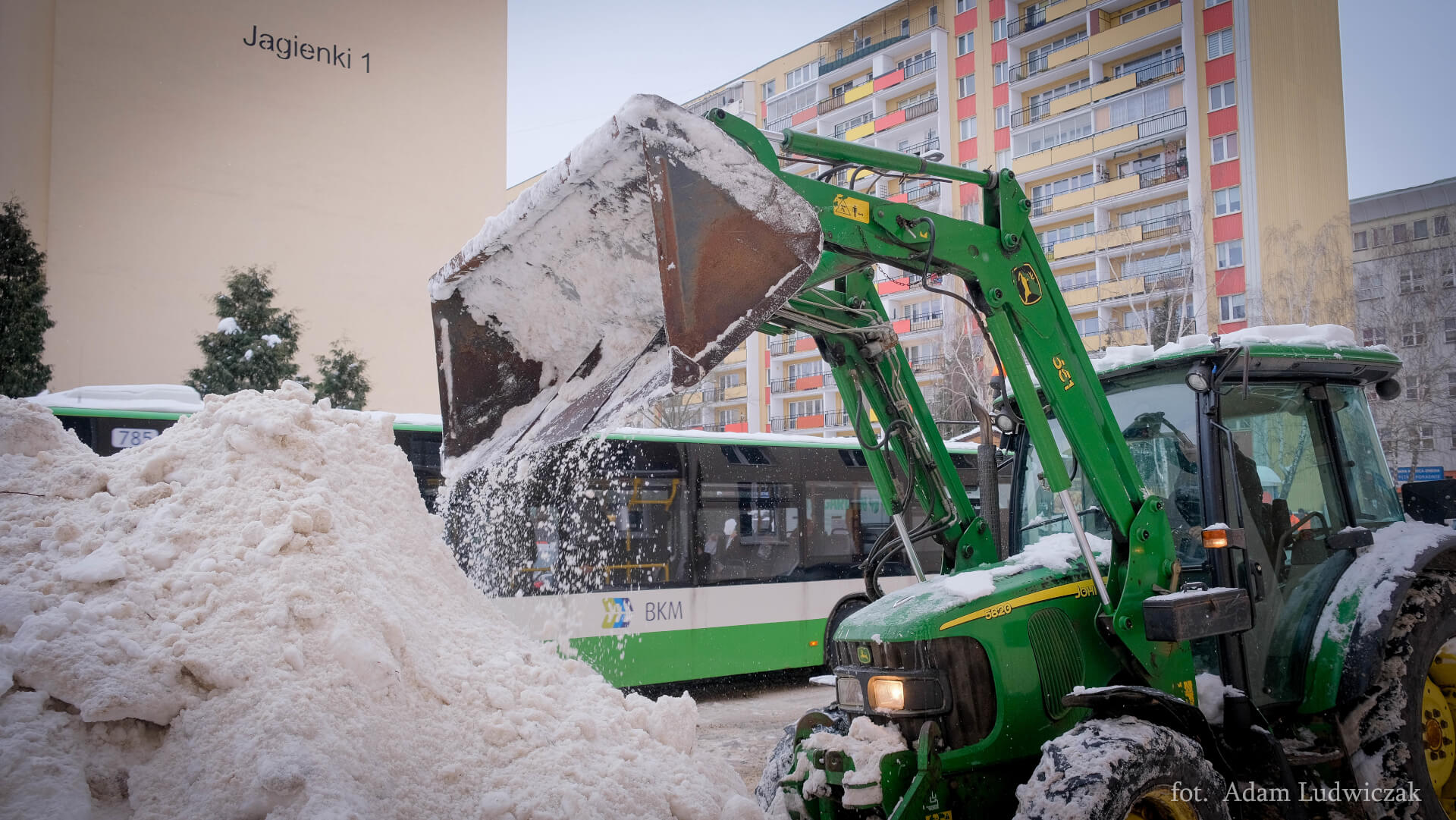 Mimo interwencyjnego odśnieżania po białostockich ulicach wciąż jeździ się ciężko