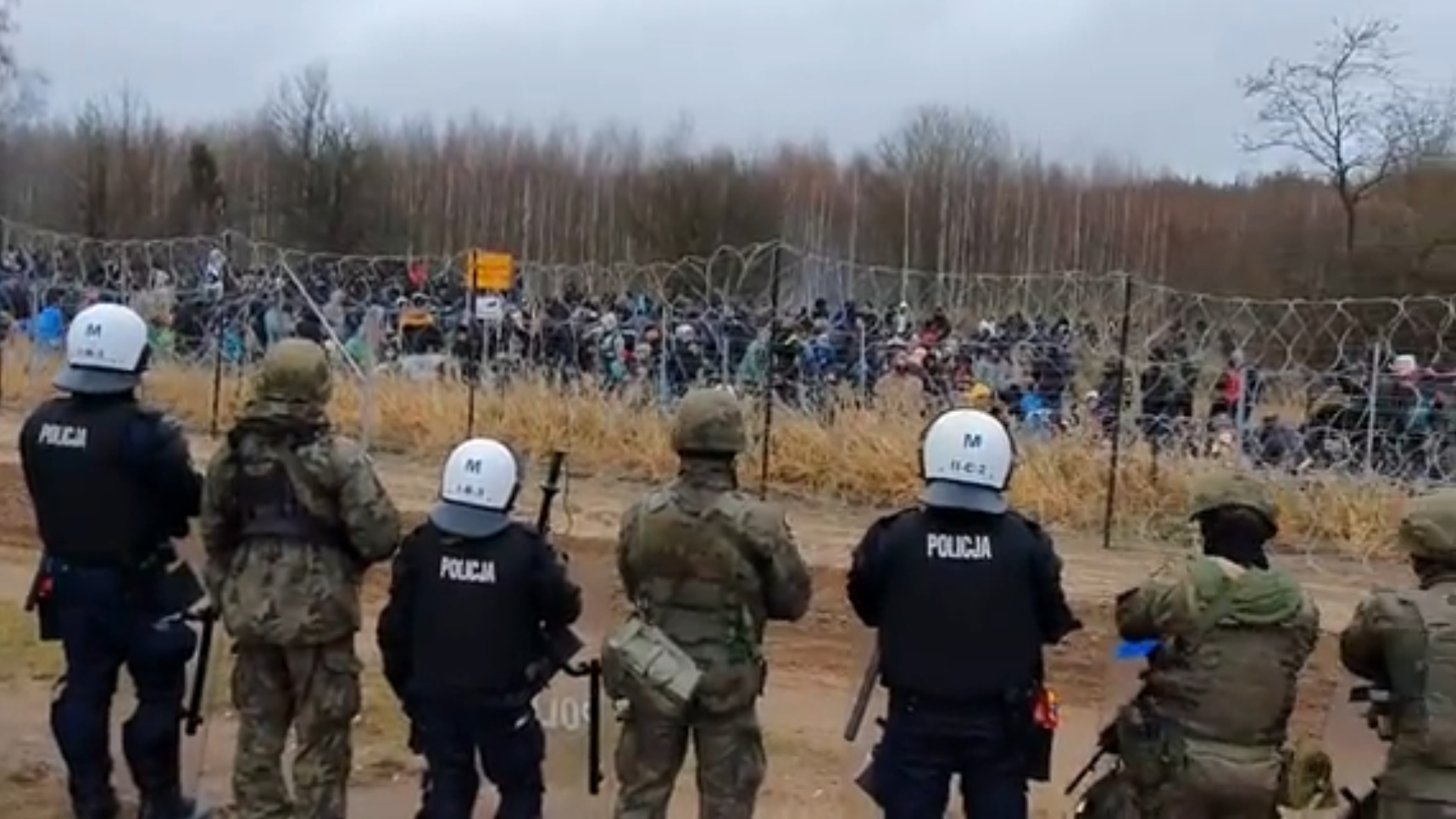 Pełna gotowość, może dojść do próby forsowania granicy - informują polskie służby
