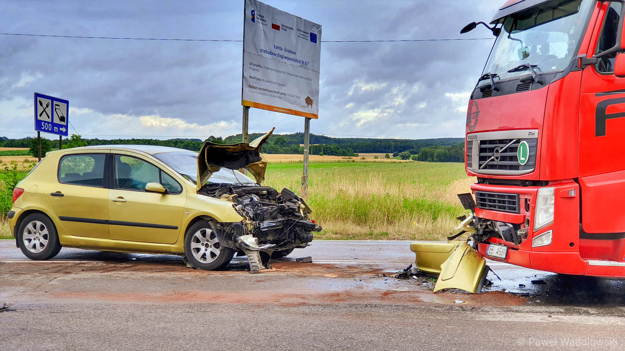 Czołowe zderzenie osobówki z ciężarówką na trasie Łomża - Śniadowo