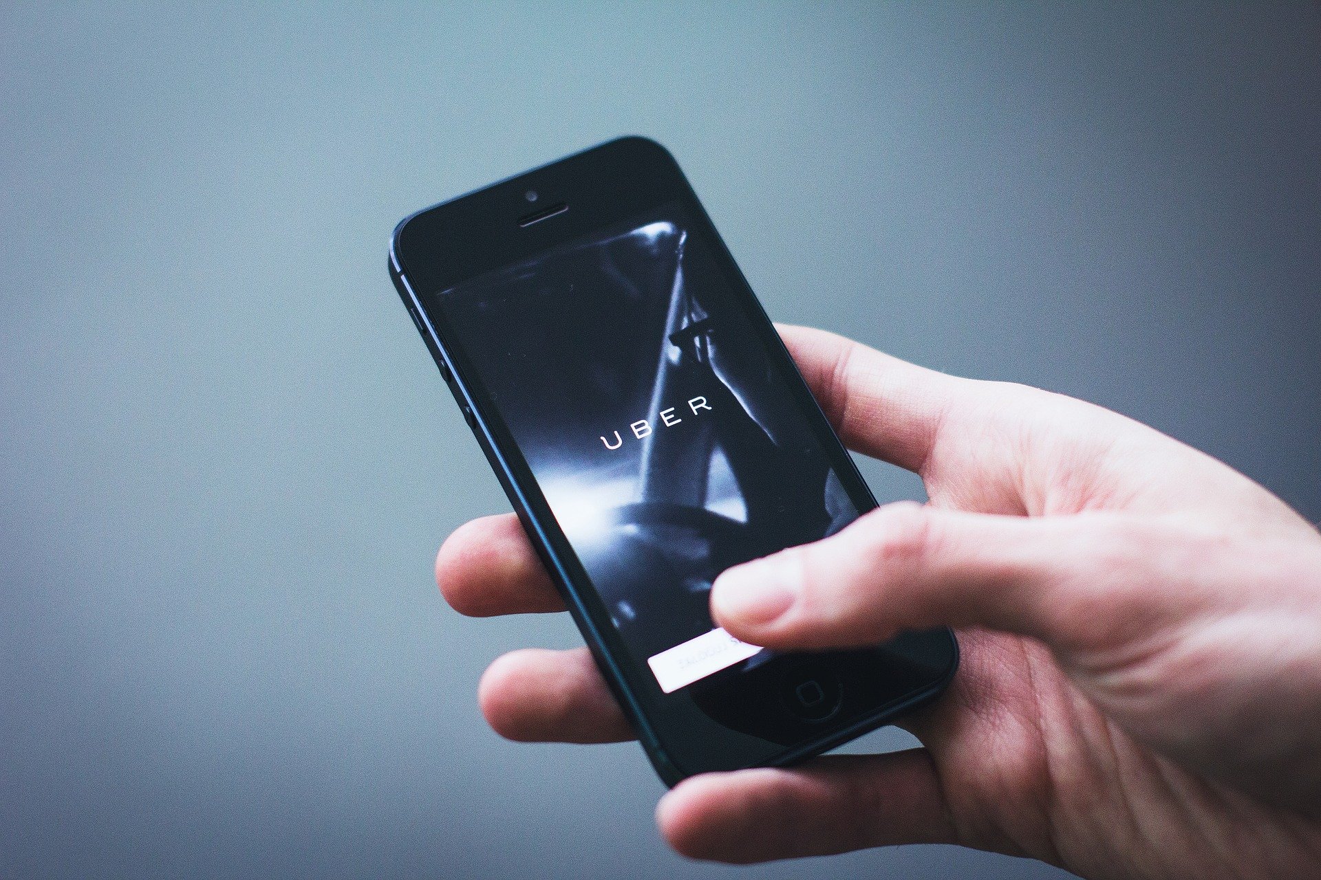Uber udostępnia dane kierowców i pasażerów, żeby śledzić zakażenia COVID-19