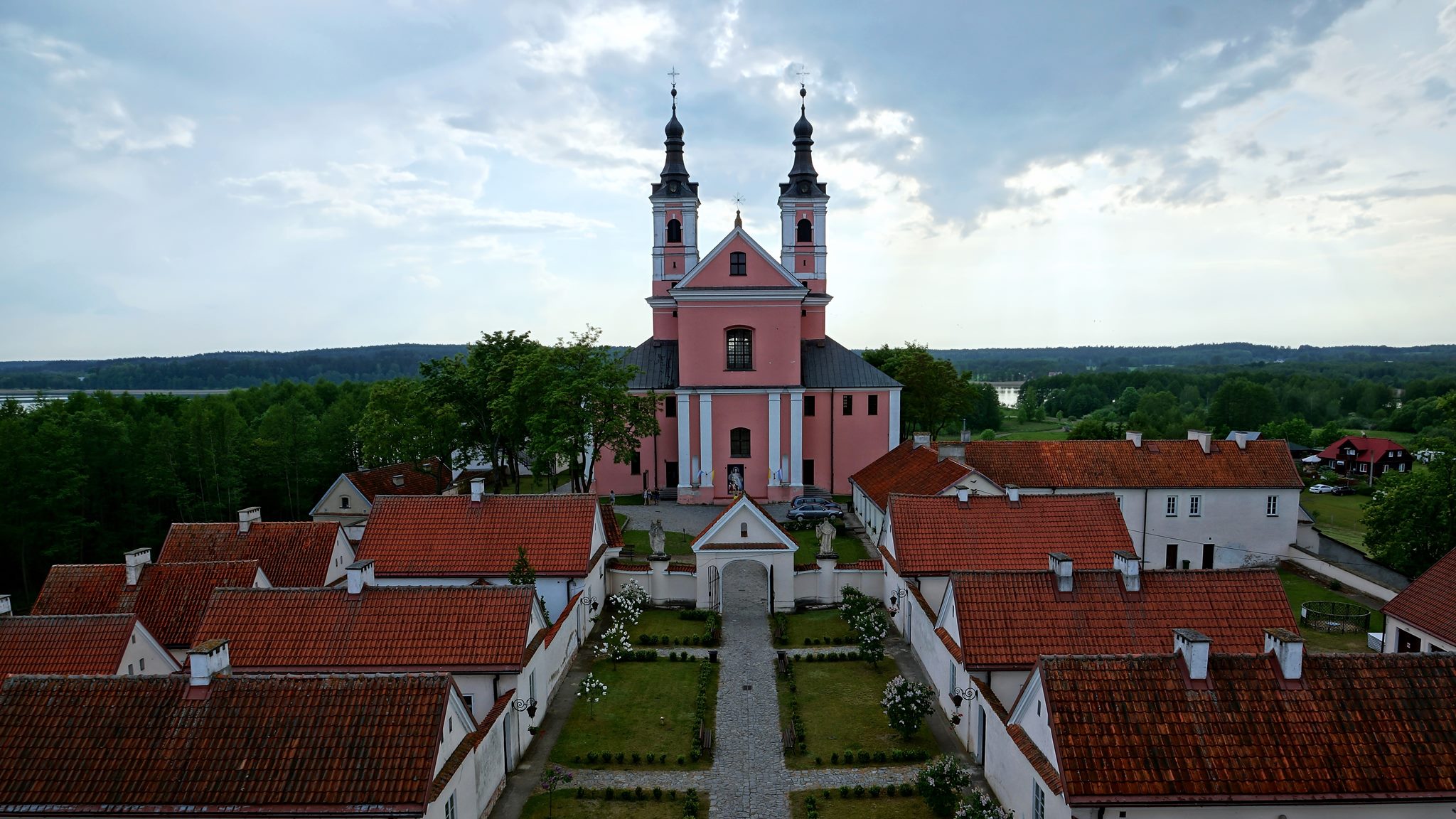 Zanosi się na kolejny ciekawy weekend w pokamedulskim klasztorze w Wigrach