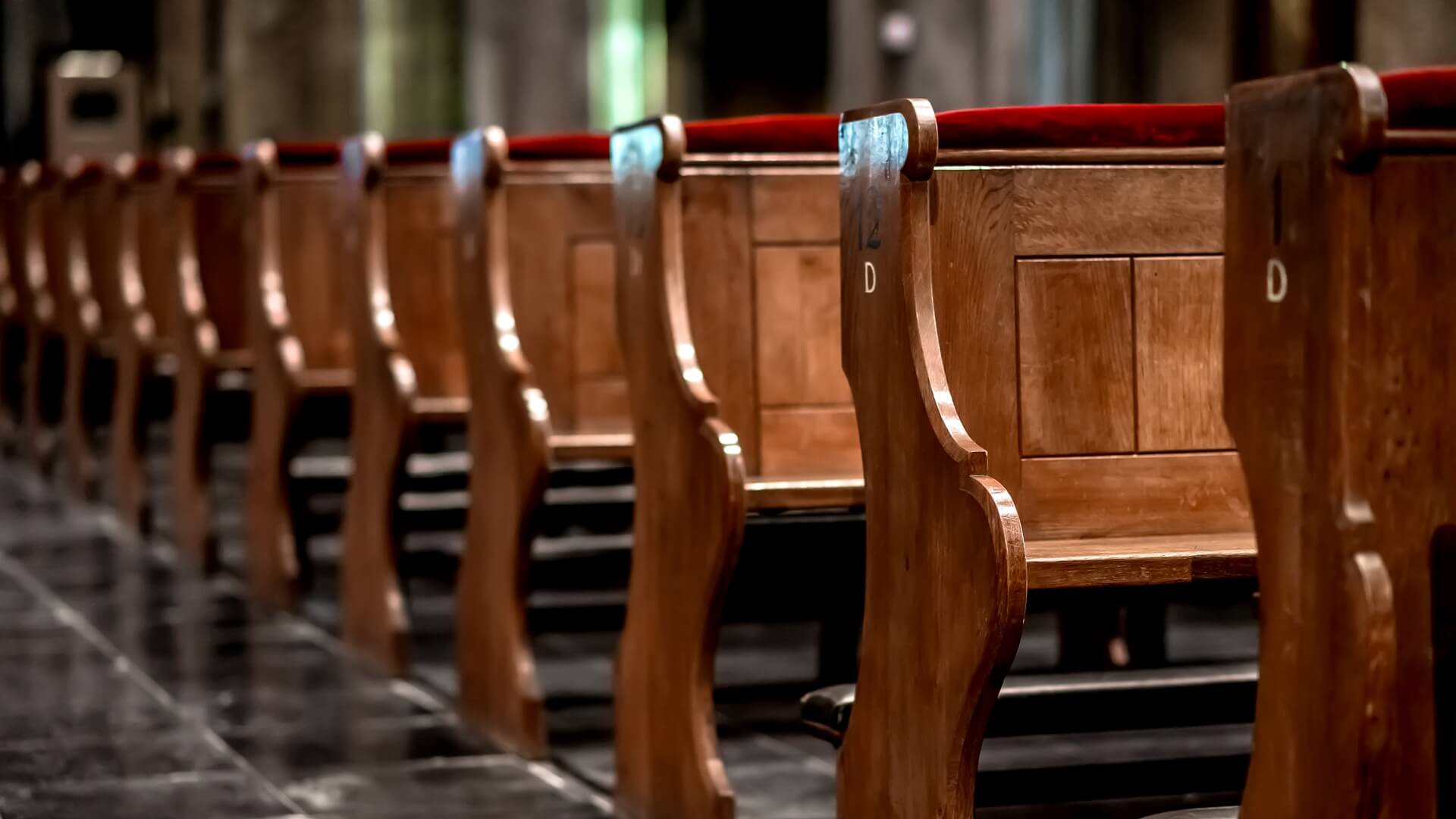Wielu białostoczan zostaje w domach i uczestniczy w mszach transmitowanych w mediach