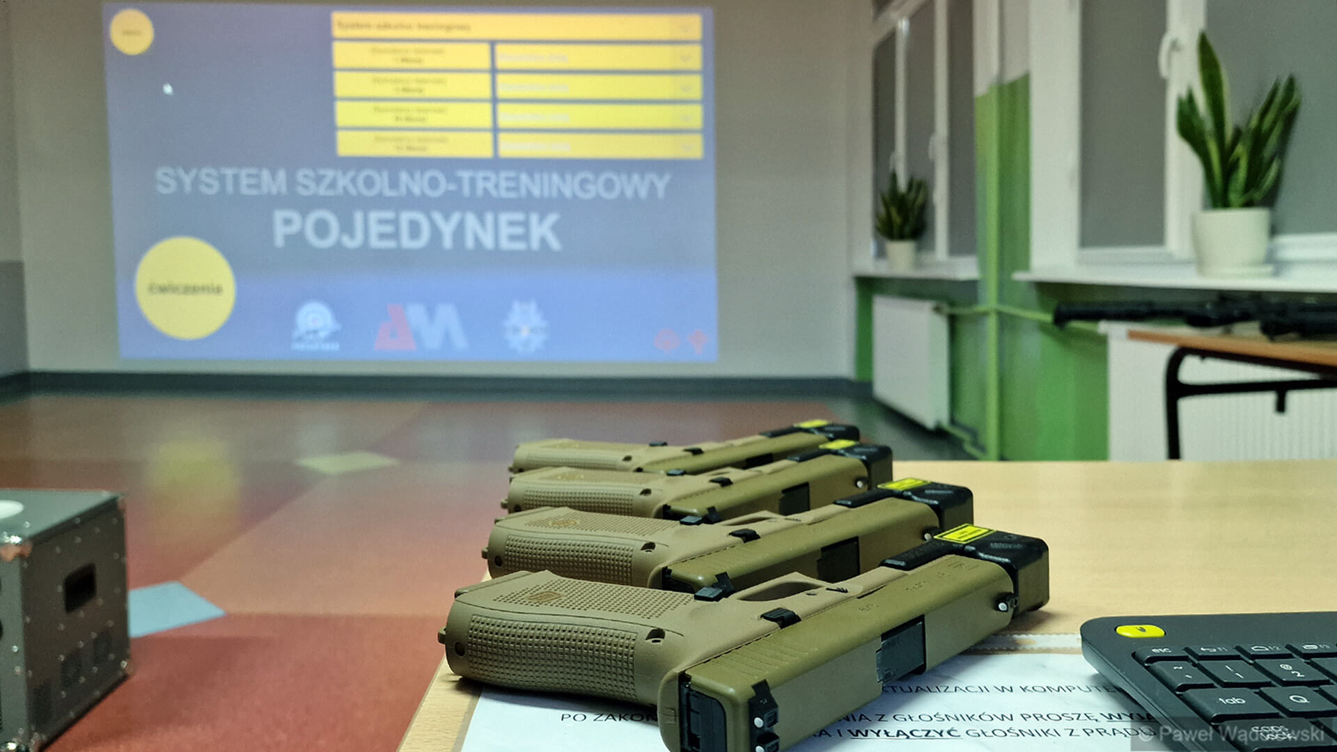 Uczniowie dwóch łomżyńskich szkół mogą już korzystać z wirtualnych strzelnic [zdjęcia]