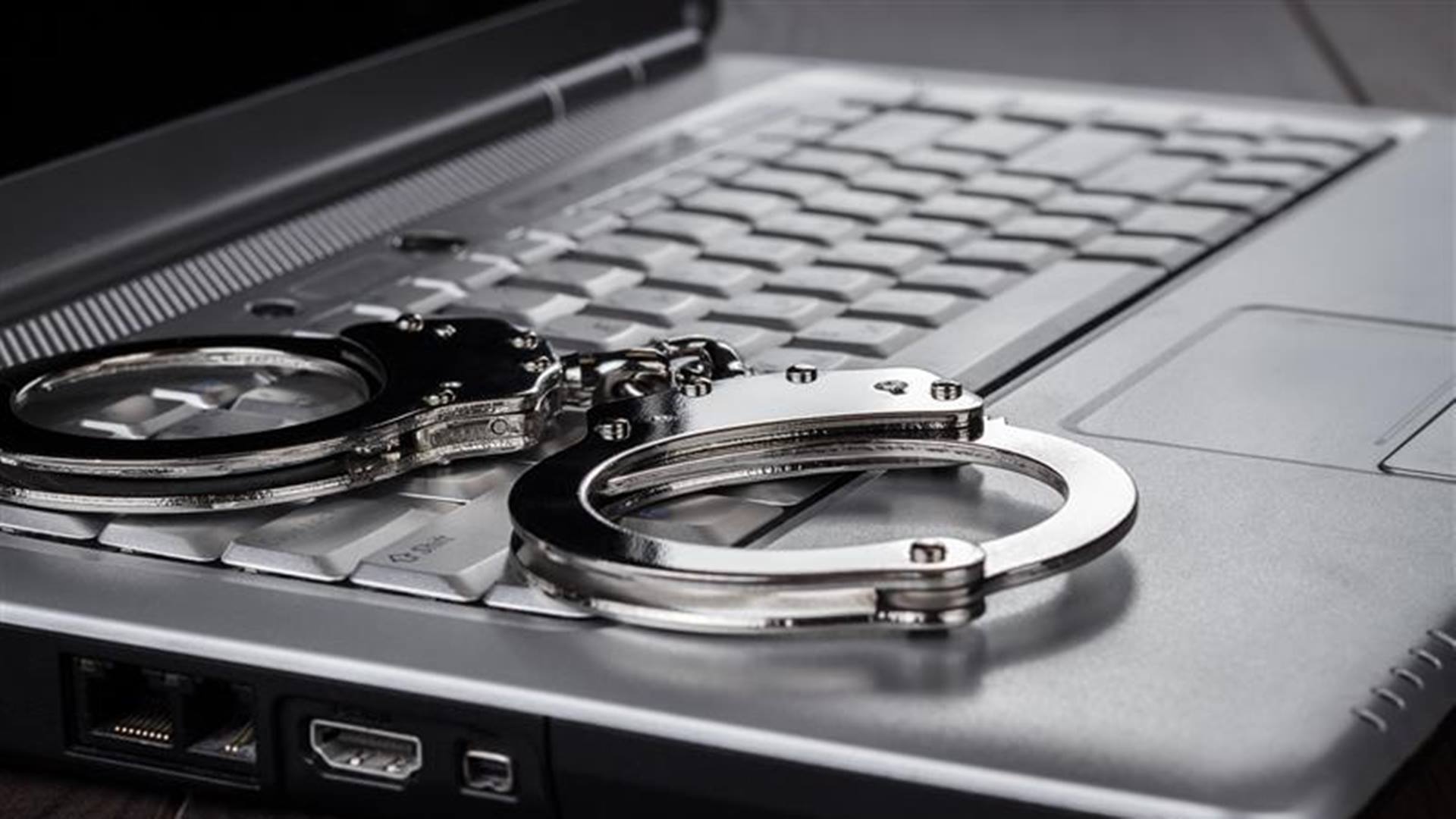 Policjanci z Łomży zatrzymali dwóch mężczyzn, którzy wystawiali nieistniejące przedmioty na aukcjach internetowych
