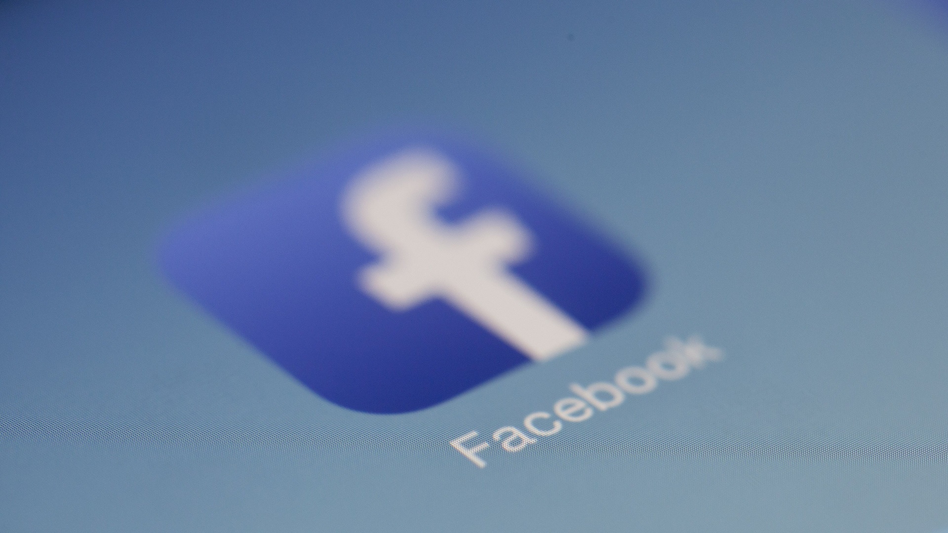 Facebook usunął konta, które rozpowszechniały fake newsy o wojnie na Ukrainie i kryzysie na granicy z Białorusią