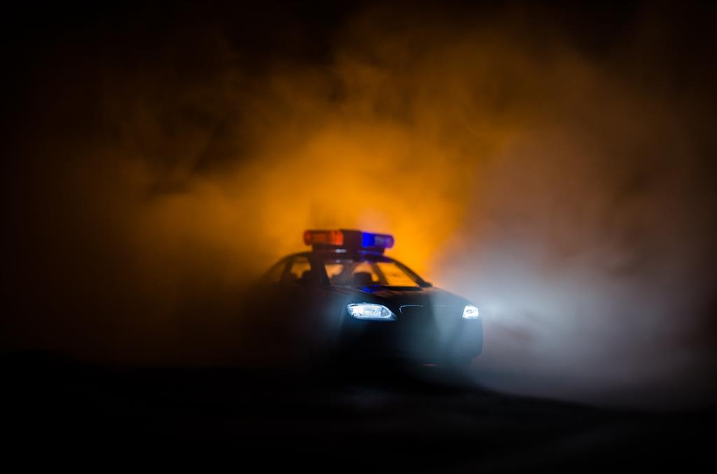Policjanci pomogli bezdomnym wydostać się z zadymionego budynku