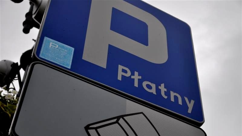Mieszkańcy ulicy Hamerszmita chcą przywrócenia strefy płatnego parkowania