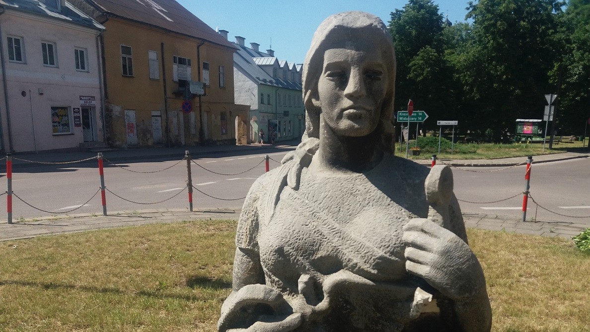Pomnik 25-lecia PRL nie wróci szybko do centrum Sejn