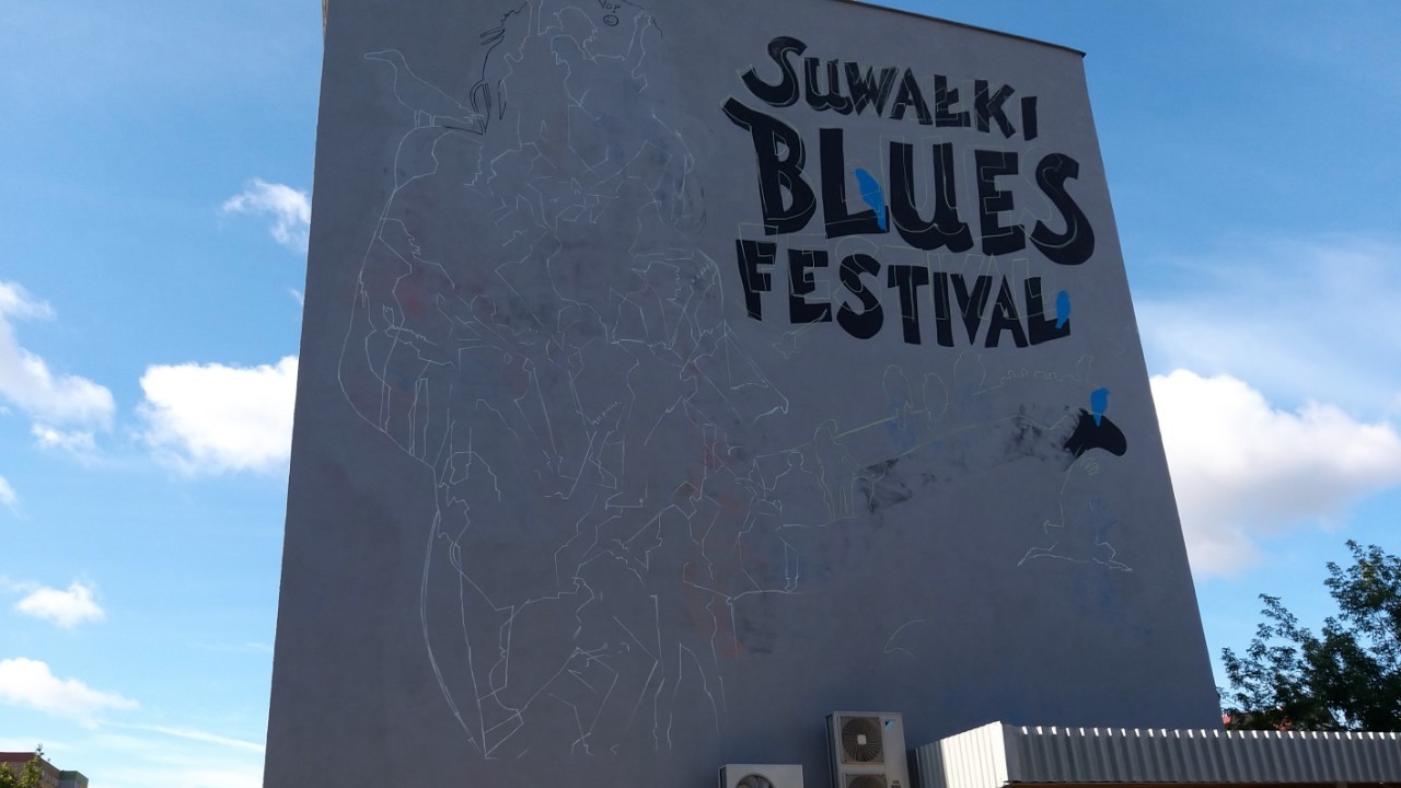 Zamalowano bluesowy mural w Suwałkach