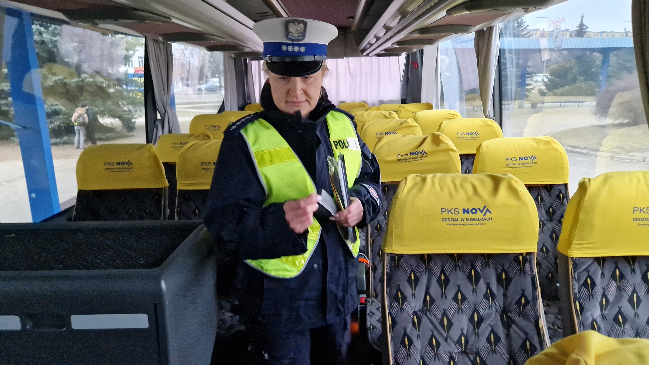 Policjanci rozdawali odblaski pasażerom autobusów PKS NOVA