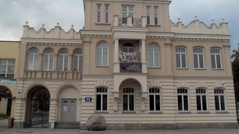 Noc Muzeów w Suwałkach. Budowa makiety grodziska oraz wycieczka po przebudowanym archiwum