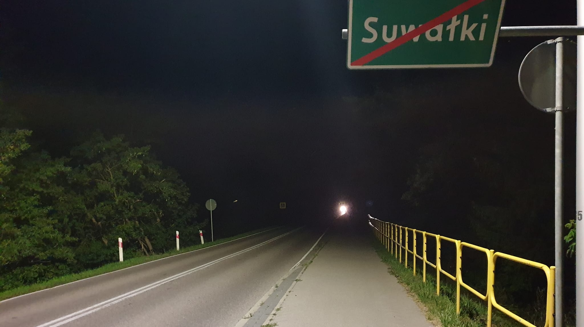 Na nieoświetlonym przejeździe dla rowerzystów jest niebezpiecznie