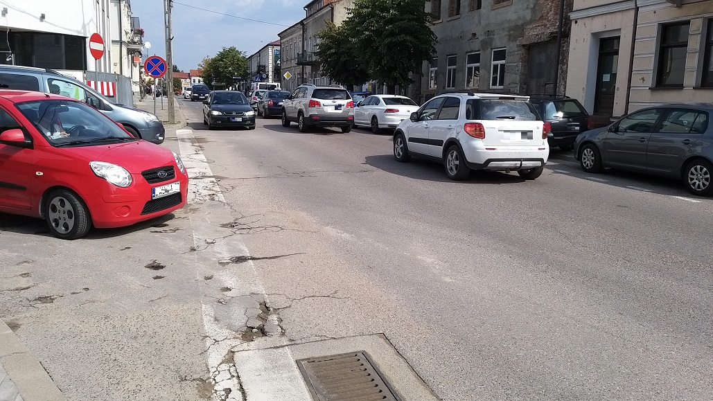 W Augustowie część studzienek kanalizacyjnych zagraża bezpieczeństwu przechodniów