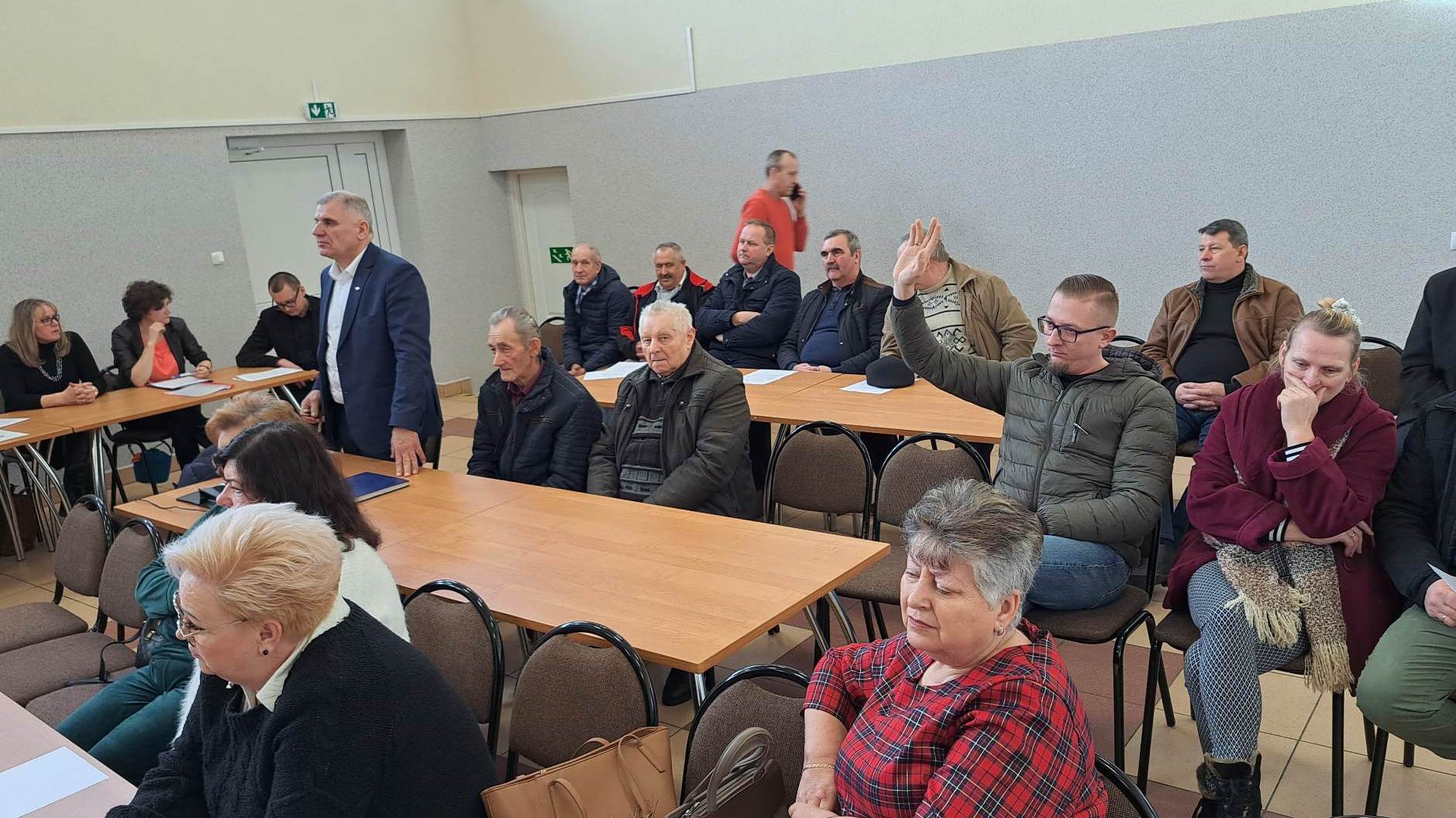 W gminie Jeleniewo trwa spór o dwie duże farmy fotowoltaiczne