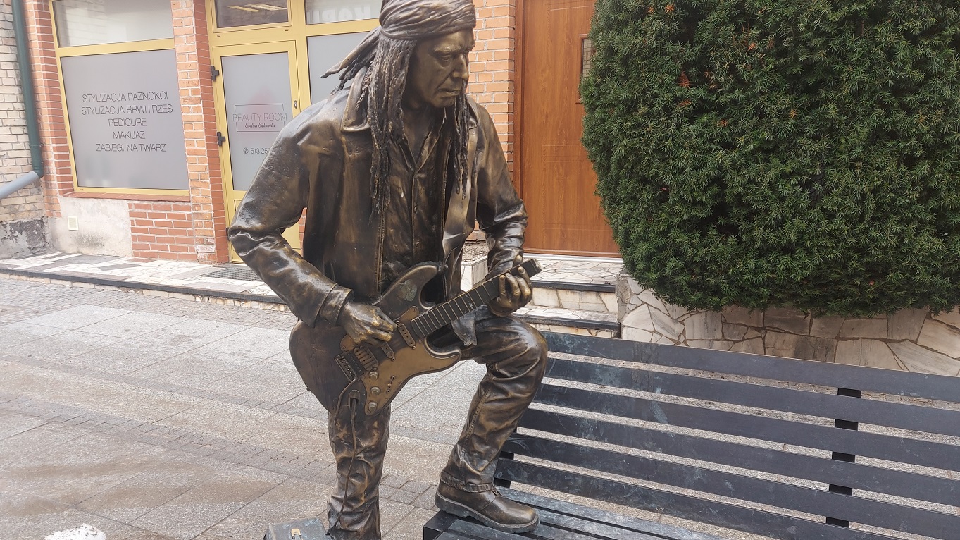 Mieszkańcy Suwałk są zdziwieni tym, że nie udało się wykryć sprawców zniszczenia figury bluesmana