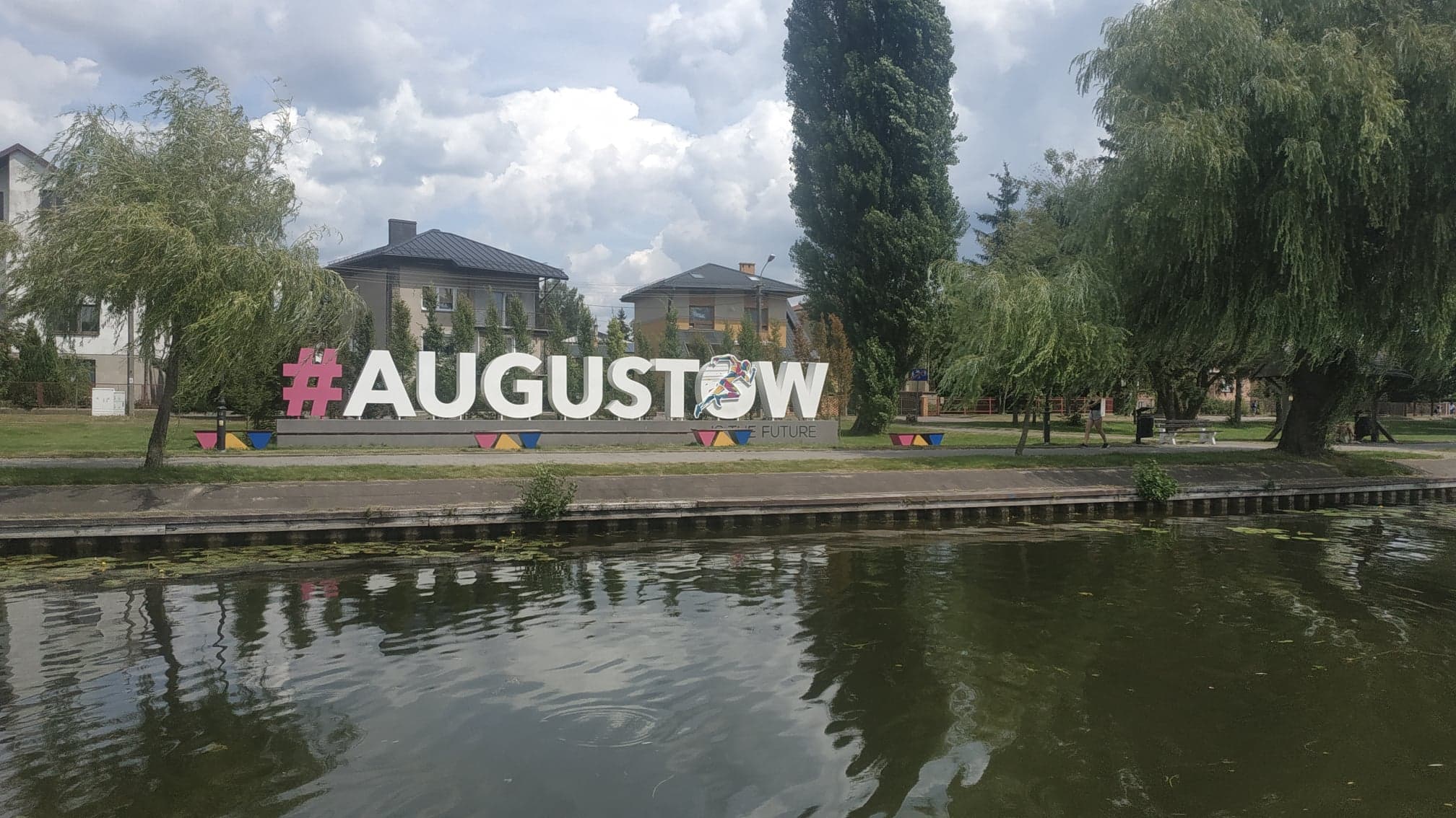 Turyści skażą się na kierowców elektrycznych skuterów, które jeżdżą po ścieżkach rowerowych nad jeziorem Necko