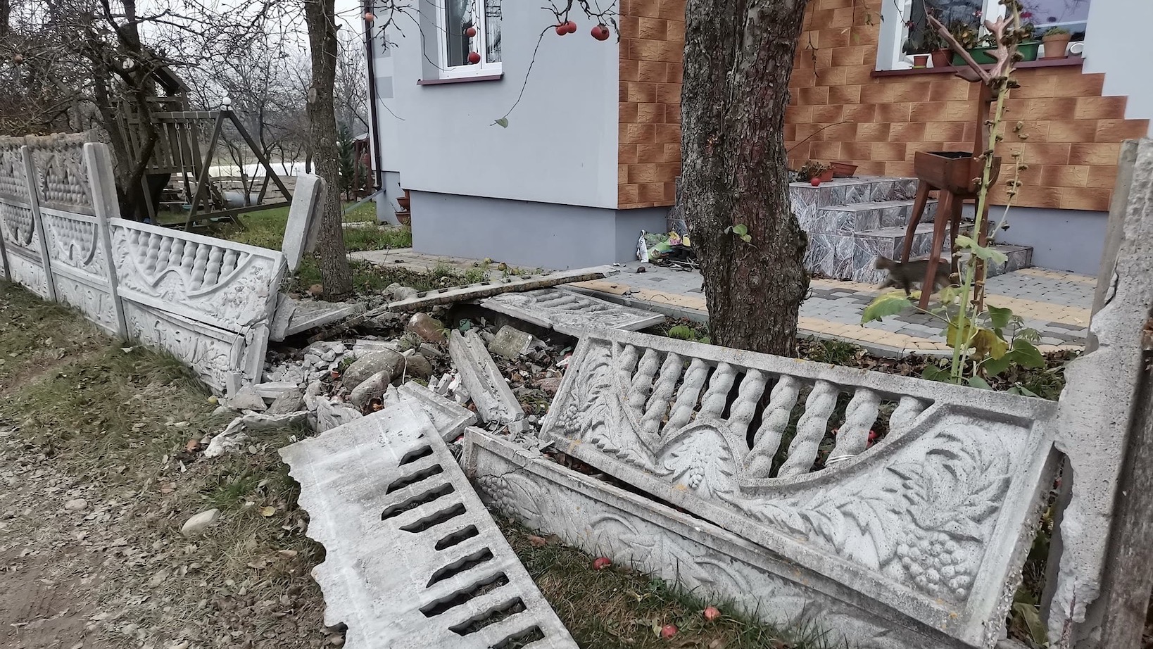 Nieznany sprawca staranował płot w jednym z gospodarstw we wsi Witówka w gminie Raczki