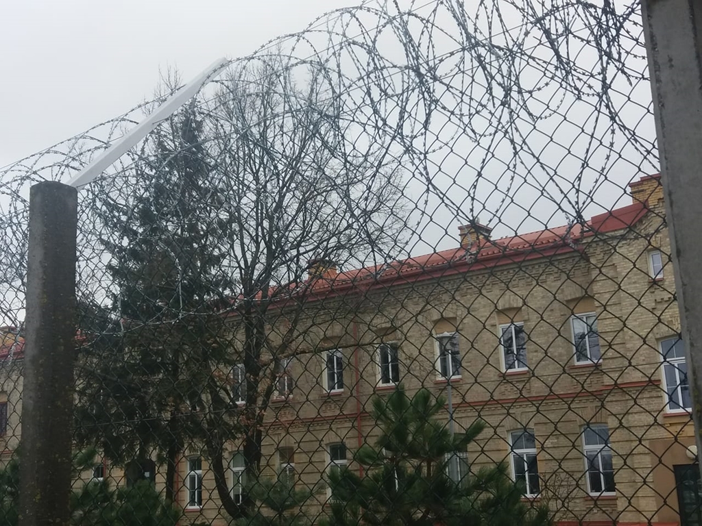 Na 2 miesiące trafiła do aresztu mieszkanka Suwałk, uporczywie nękająca swoich sąsiadów