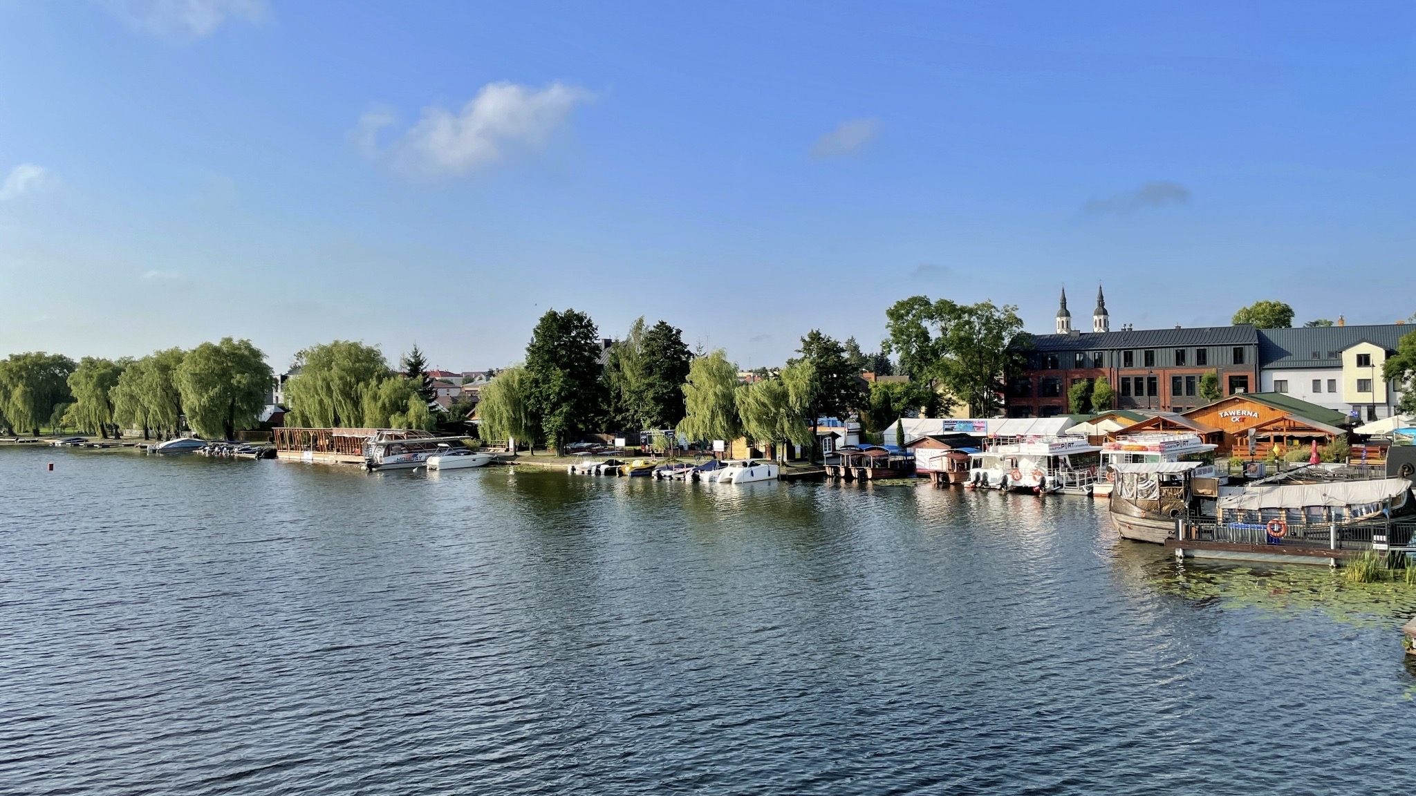 Augustów. Oszczędzają, śpiąc w samochodach