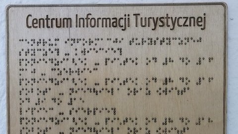 W Suwałkach skradziono tablice informacyjne dla osób niewidomych