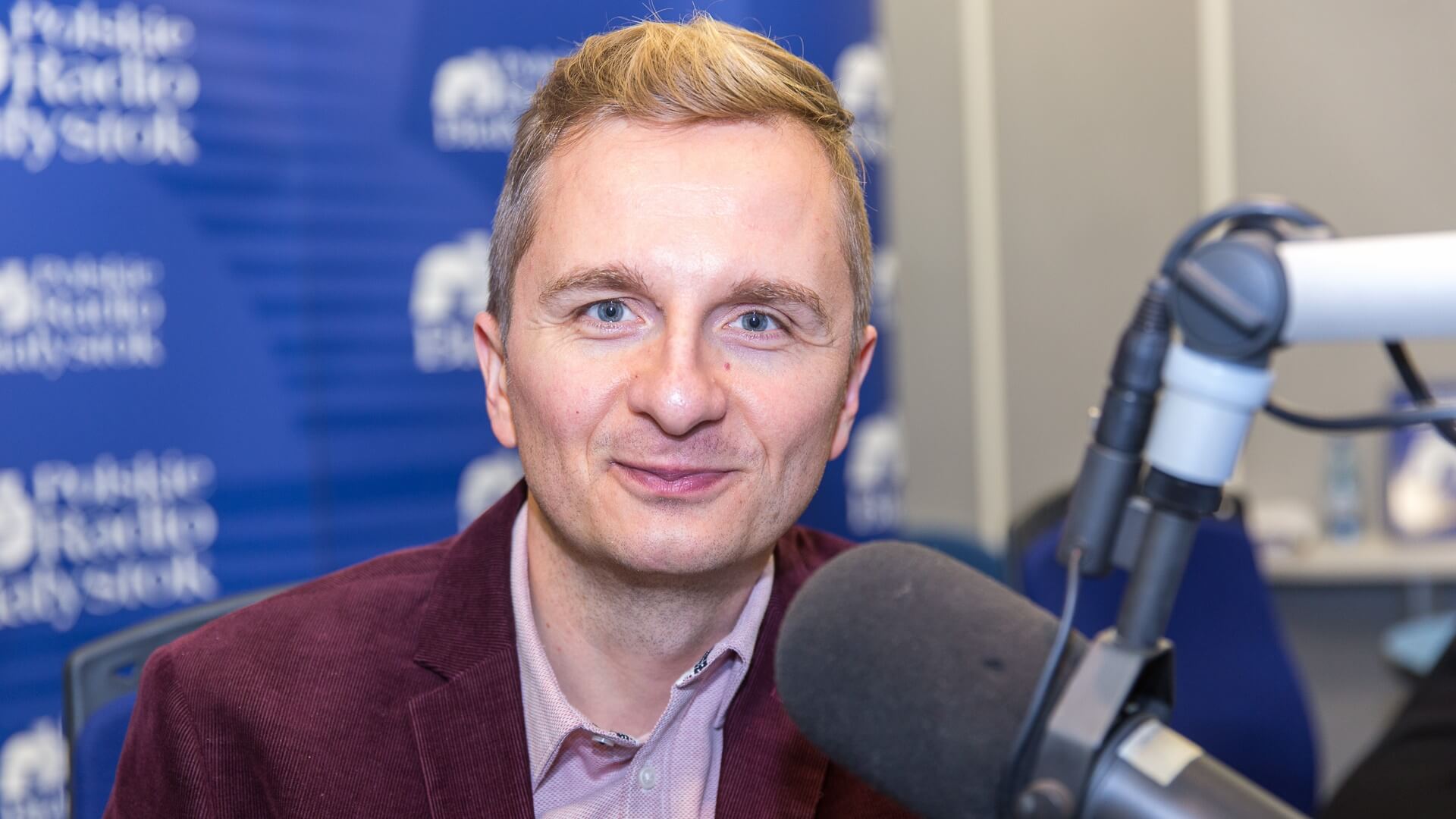 "Oszust z Tindera" i "Kim jest Anna" - Dominik Sołowiej o serialach o oszustach