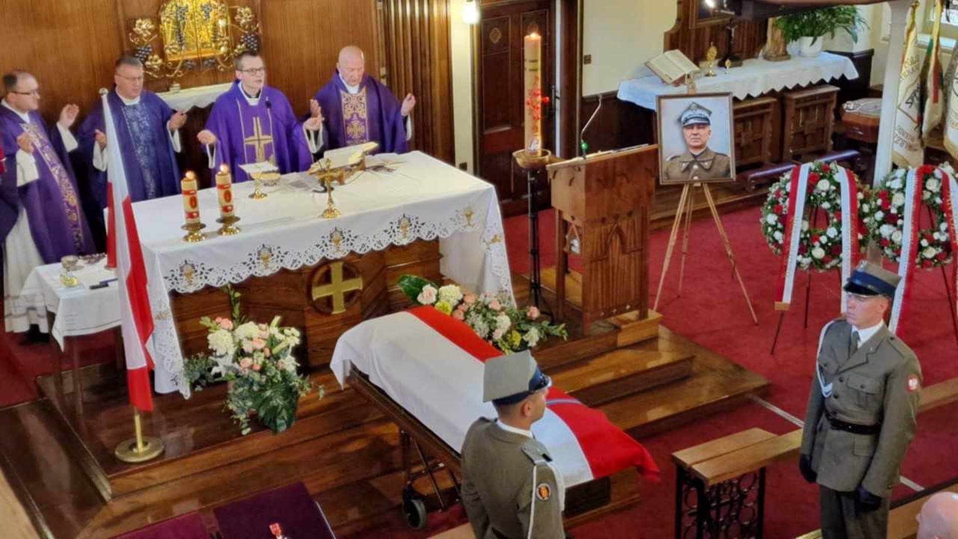 W Manchesterze pożegnano gen. Kmicica-Skrzyńskiego - trumna z ciałem zmarłego w 1972 r. weterana trafi do Białegostoku