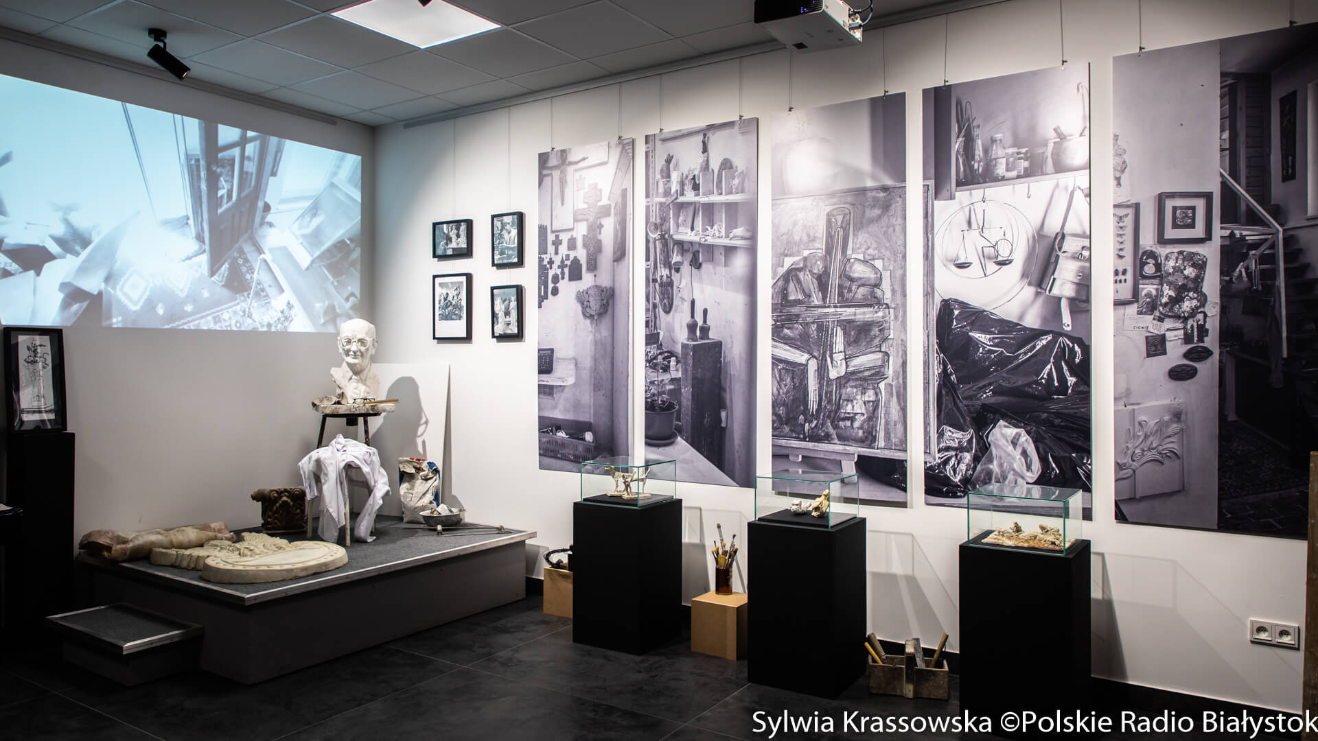 Wystawa "Pracownia rzeźbiarska - studio form prof. Jerzego Grygorczuka" na Politechnice Białostockiej [zdjęcia]