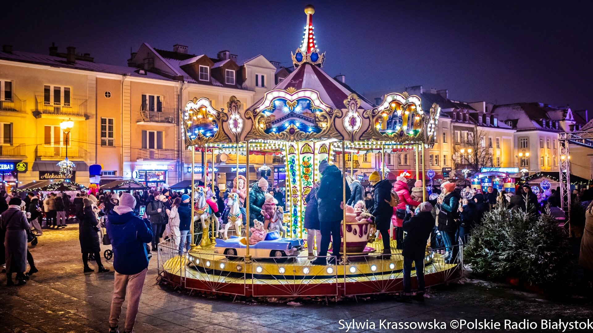 Karuzele, stragany i lodowisko - moc atrakcji na świątecznym jarmarku w centrum Białegostoku [zdjęcia, wideo]