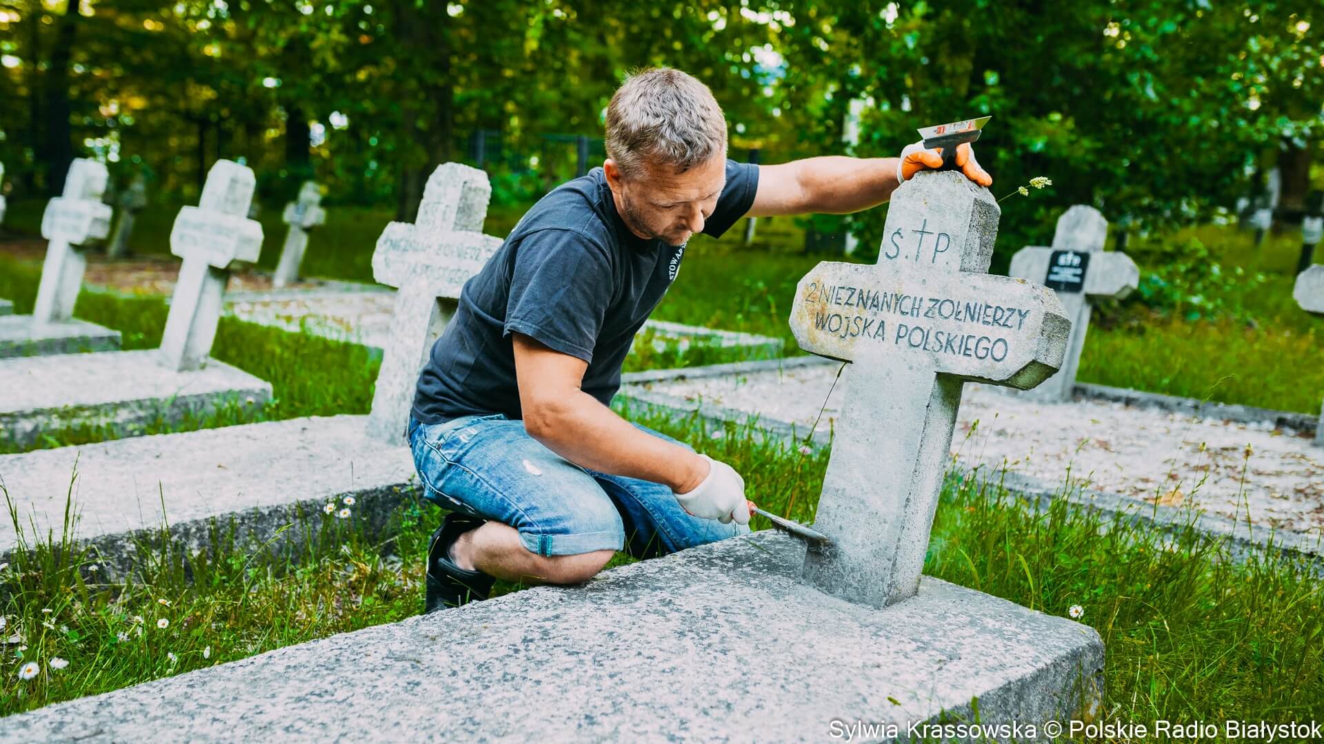 Wolontariusze sprzątają Cmentarz Wojskowy w Białymstoku [zdjęcia]