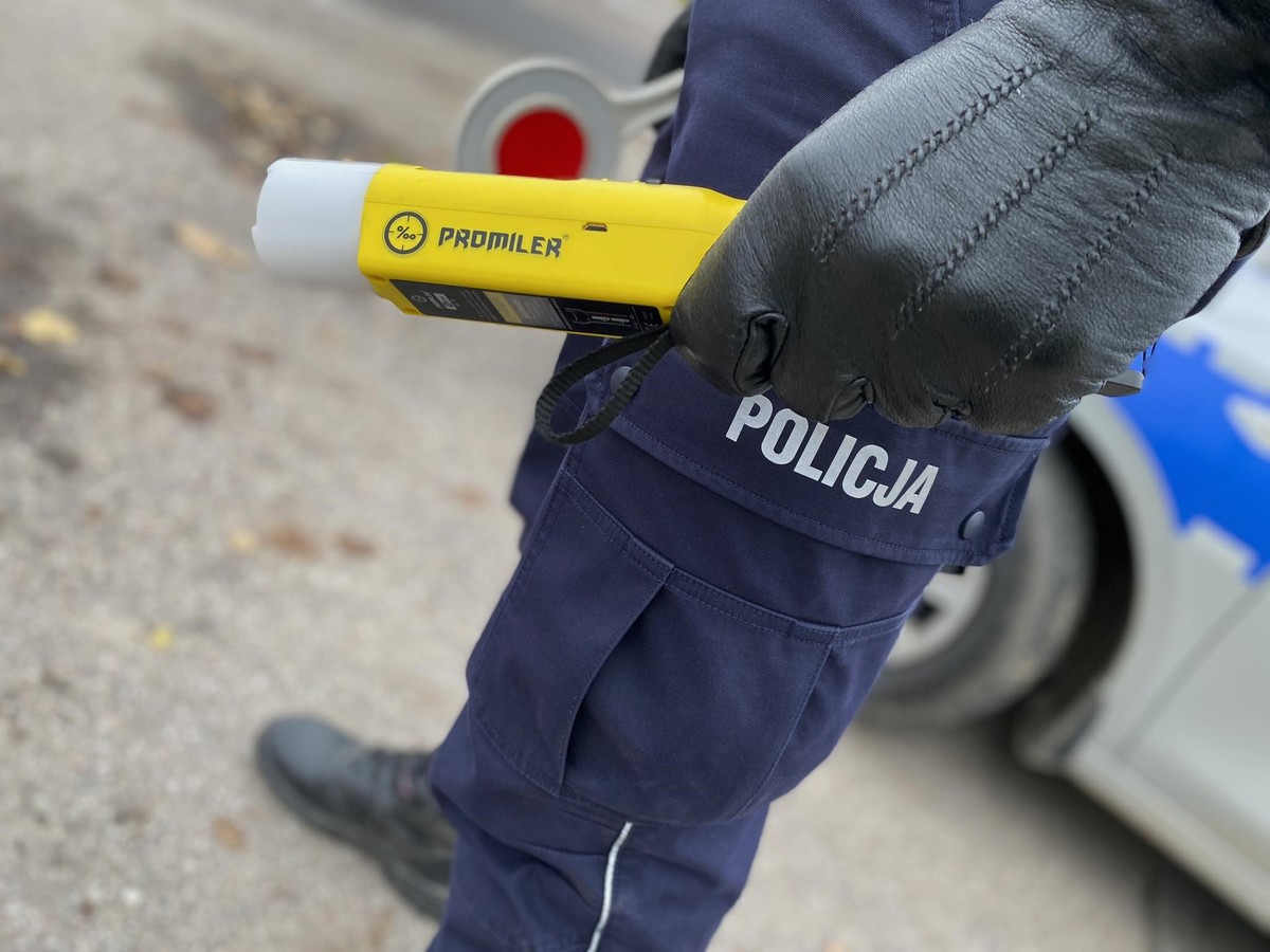 Pijany kierowca na widok radiowozu uciekł i schował się w toalecie
