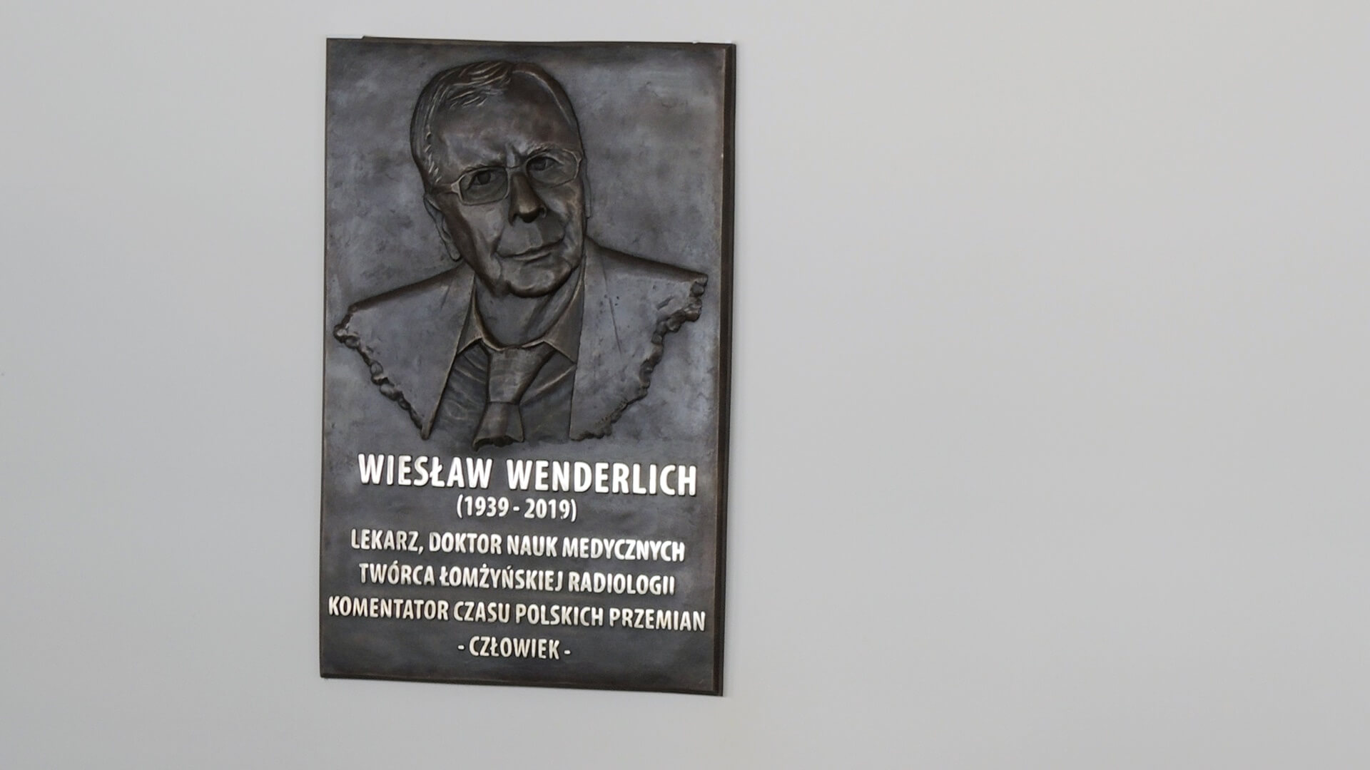 W Szpitalu Wojewódzkim w Łomży odsłonięto tablicę poświęconą dr Wiesławowi Wenderlichowi