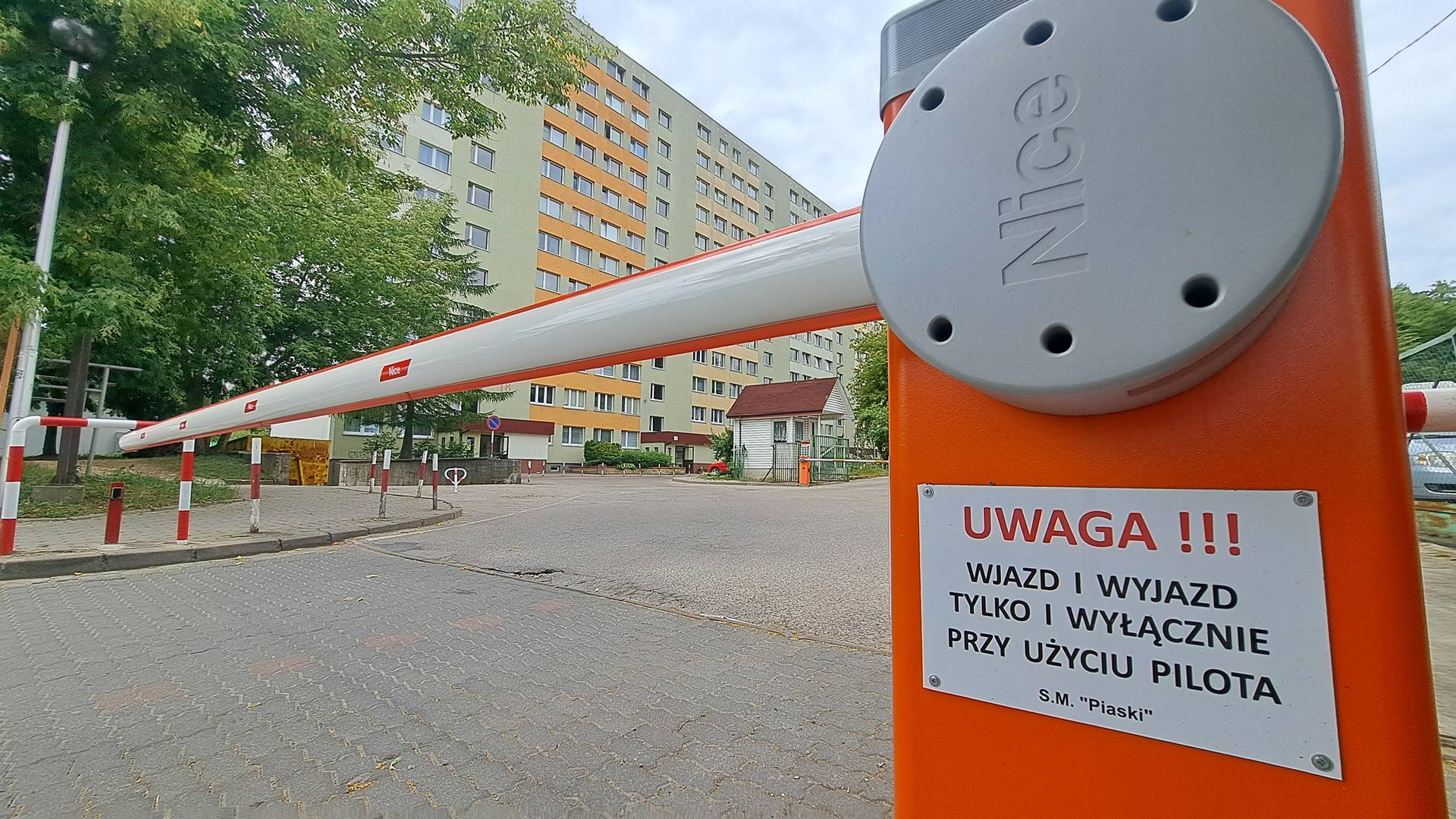Na osiedlu Piaski w Białymstoku pojawiły się szlabany - parkingi są dostępne tylko dla stałych mieszkańców