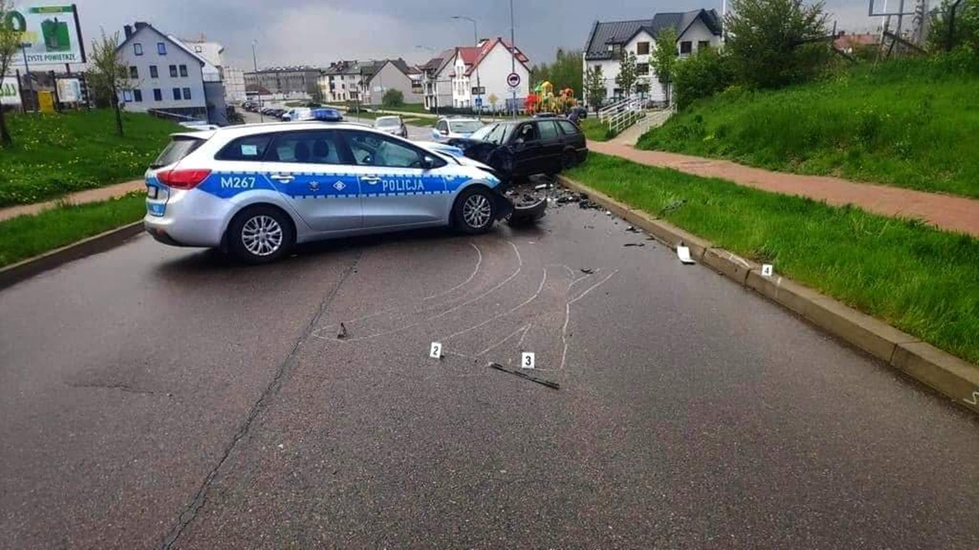 Wypadek w Suwałkach - cztery osoby w szpitalu, w tym dwóch policjantów