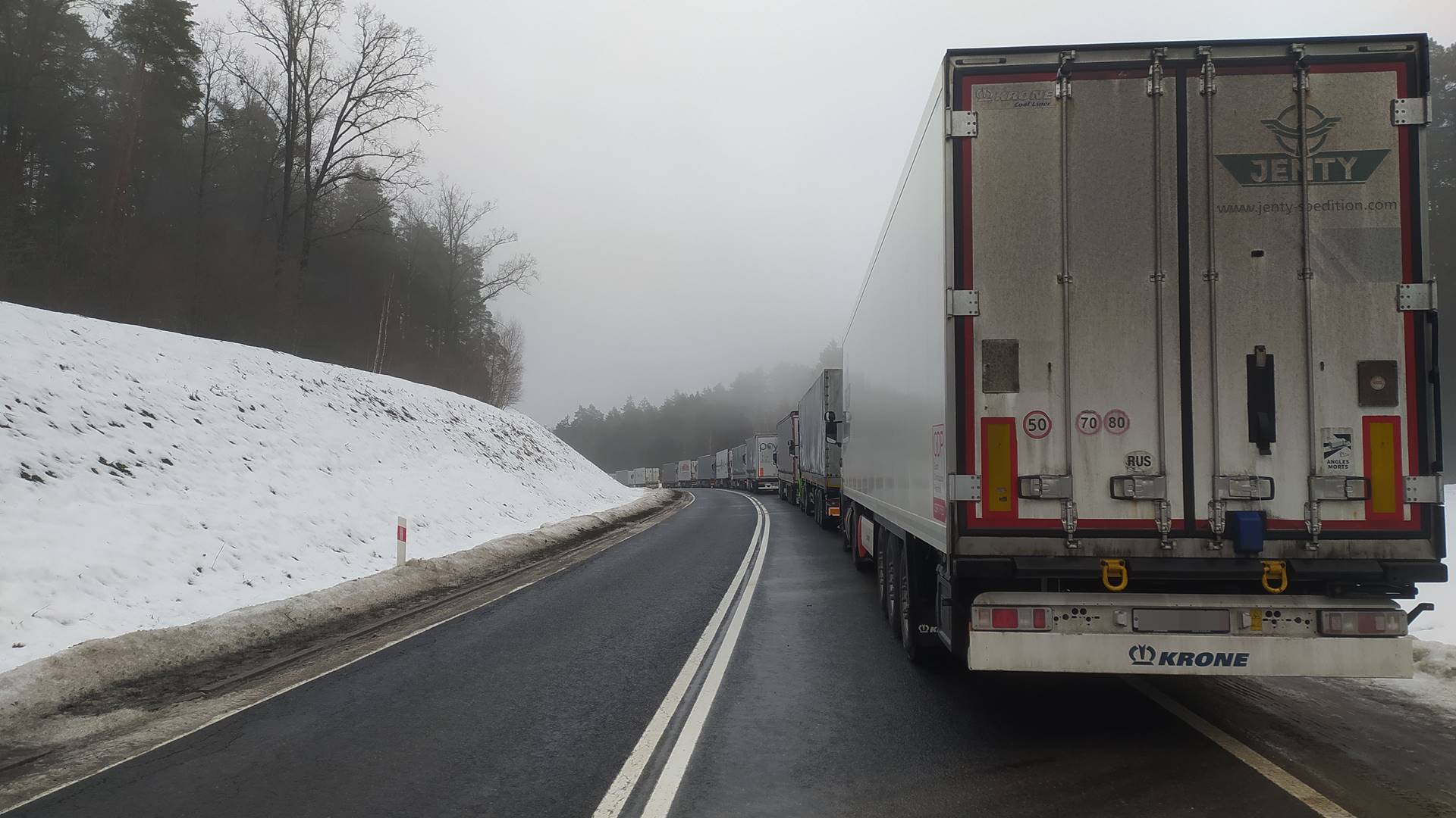 Prawie 30-kilometrowa kolejka tirów przed przejściem granicznym w Bobrownikach