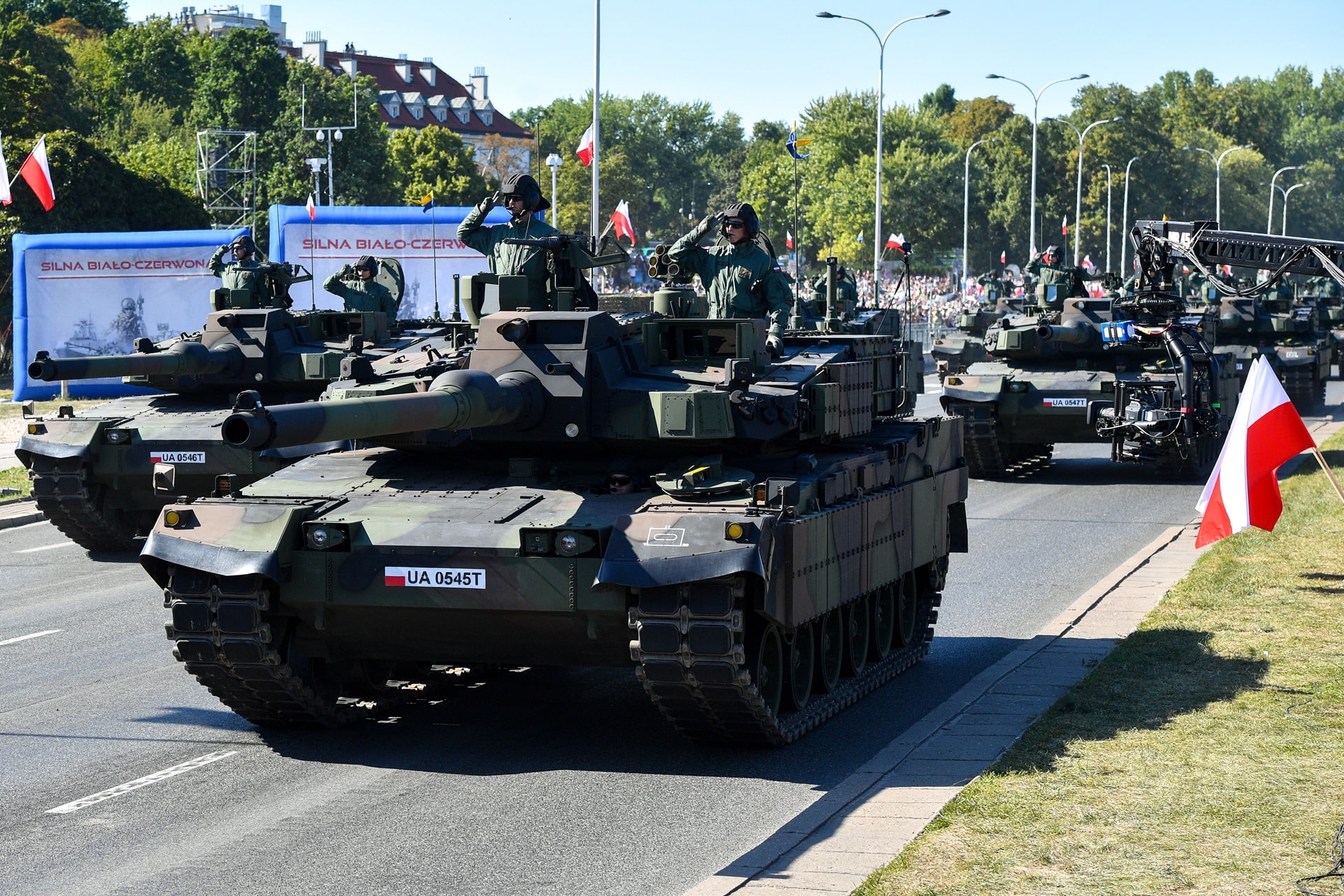 W dniu Święta Wojska Polskiego defilada wojskowa w Warszawie - uczestniczyło w niej ok. 2 tys. żołnierzy