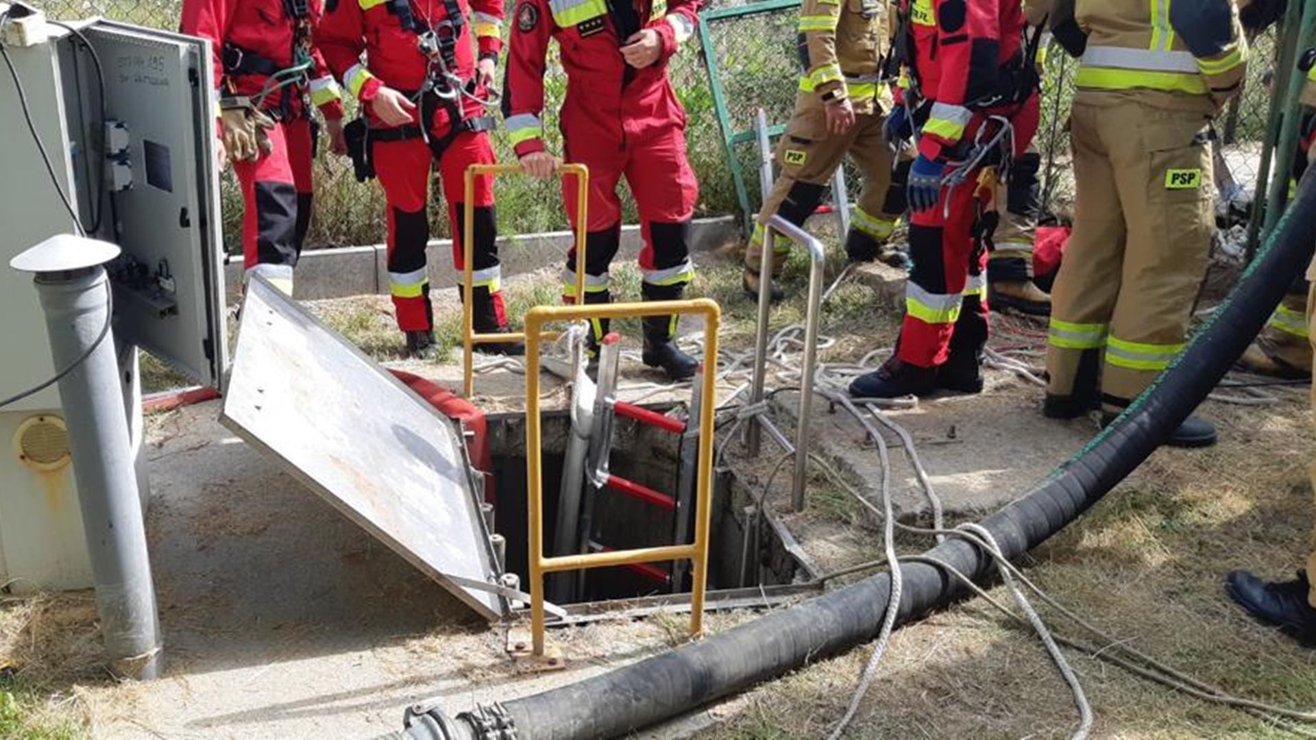 Wypadek we wsi Gąsówka - trzy osoby wpadły do szamba, dwie nie żyją