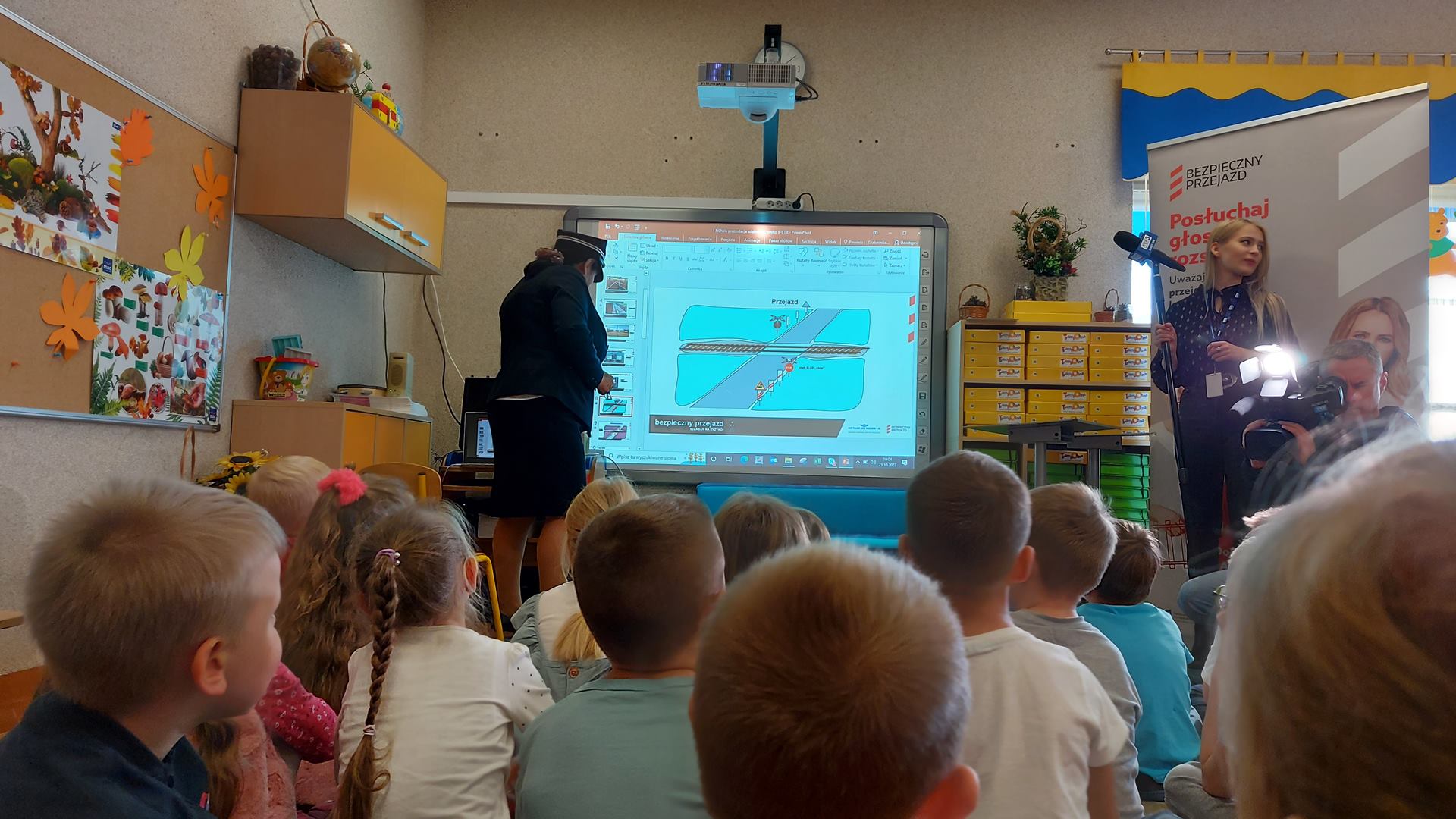 Trwa akacja "Bezpieczny przejazd" - konduktorzy i strażnicy ochrony kolei uczą dzieci prawidłowych zachowań