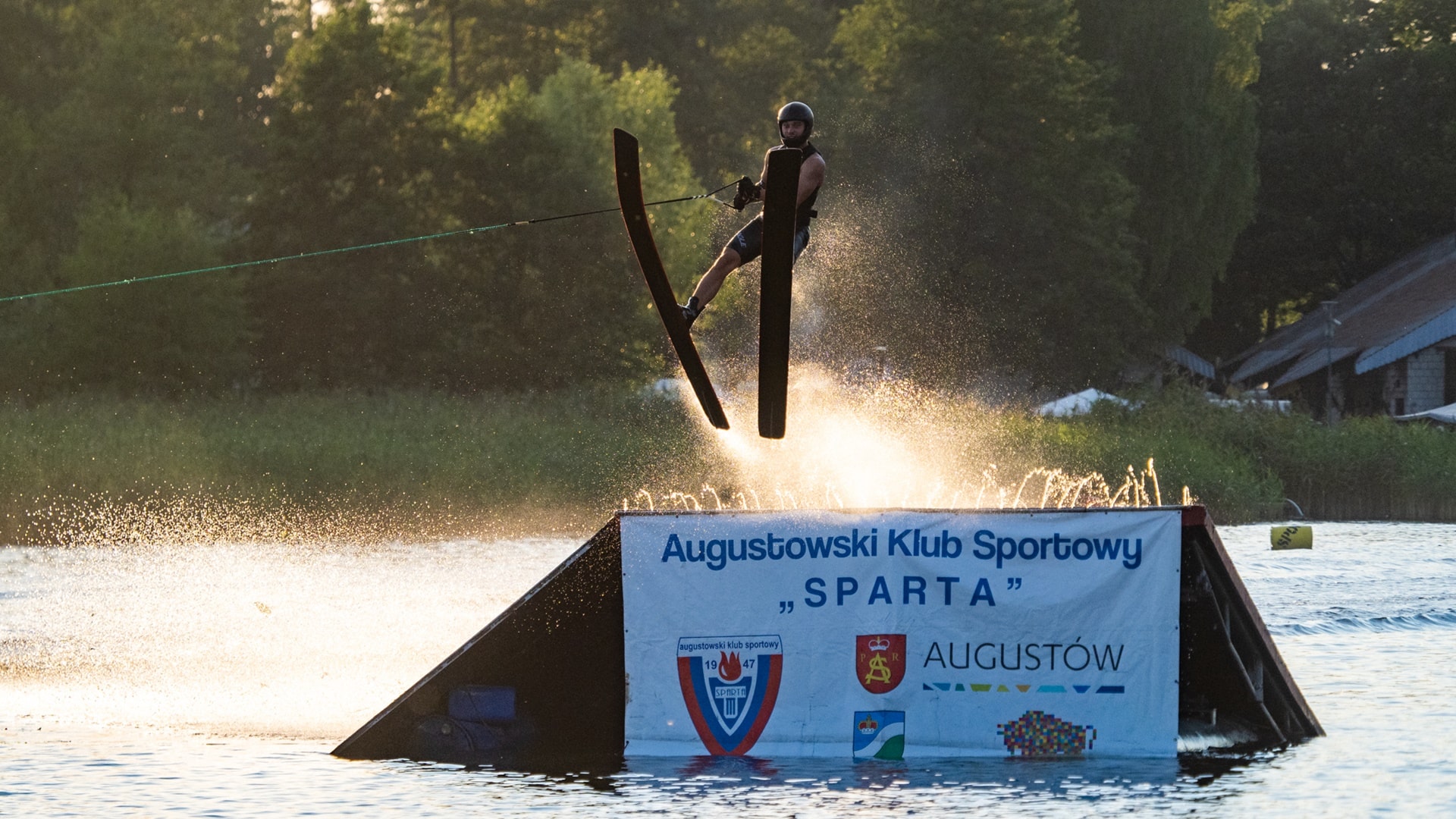 Moc weekendowych wydarzeń kulturalnych w Podlaskiem. Festiwale, festyny i konkurs skoków na nartach wodnych