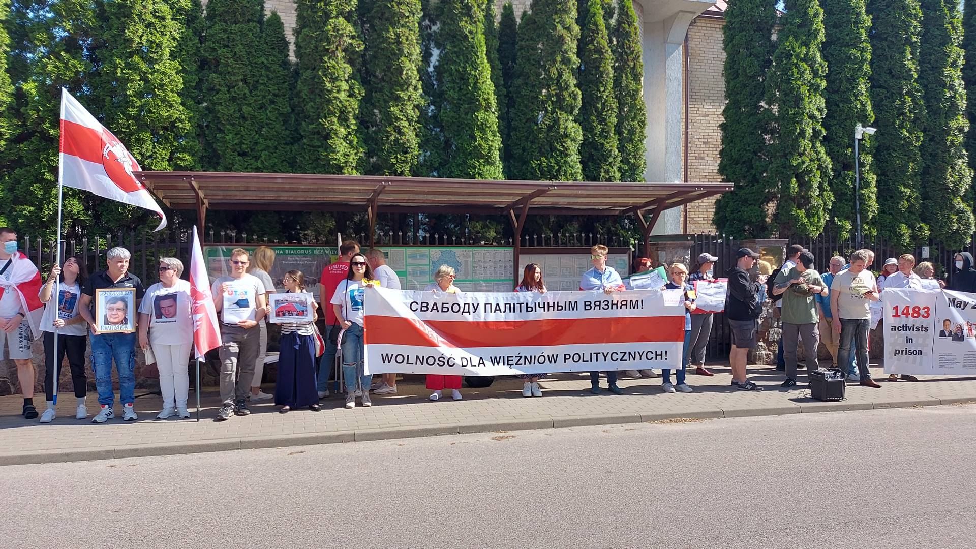 Około 100 osób pikietowało w Białymstoku przed białoruskim konsulatem